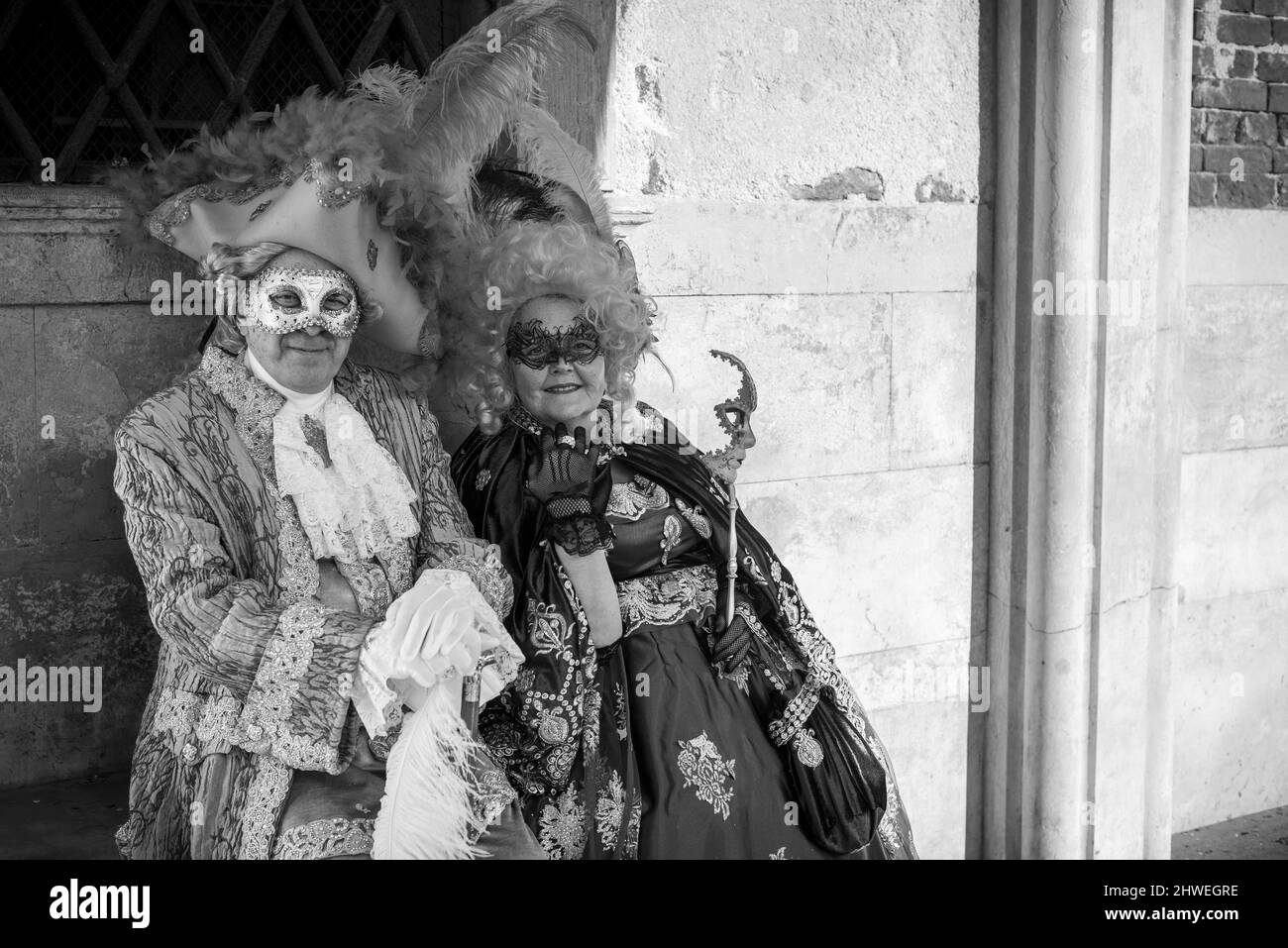 L'esprit du Carnaval de Venise se trouve dans les costumes des fêtards Banque D'Images