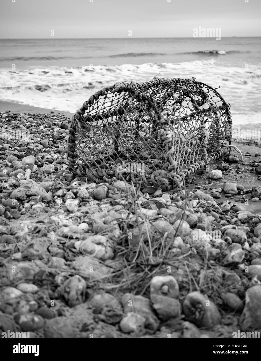 Pot de homard abandonné sur la plage en noir et blanc Banque D'Images