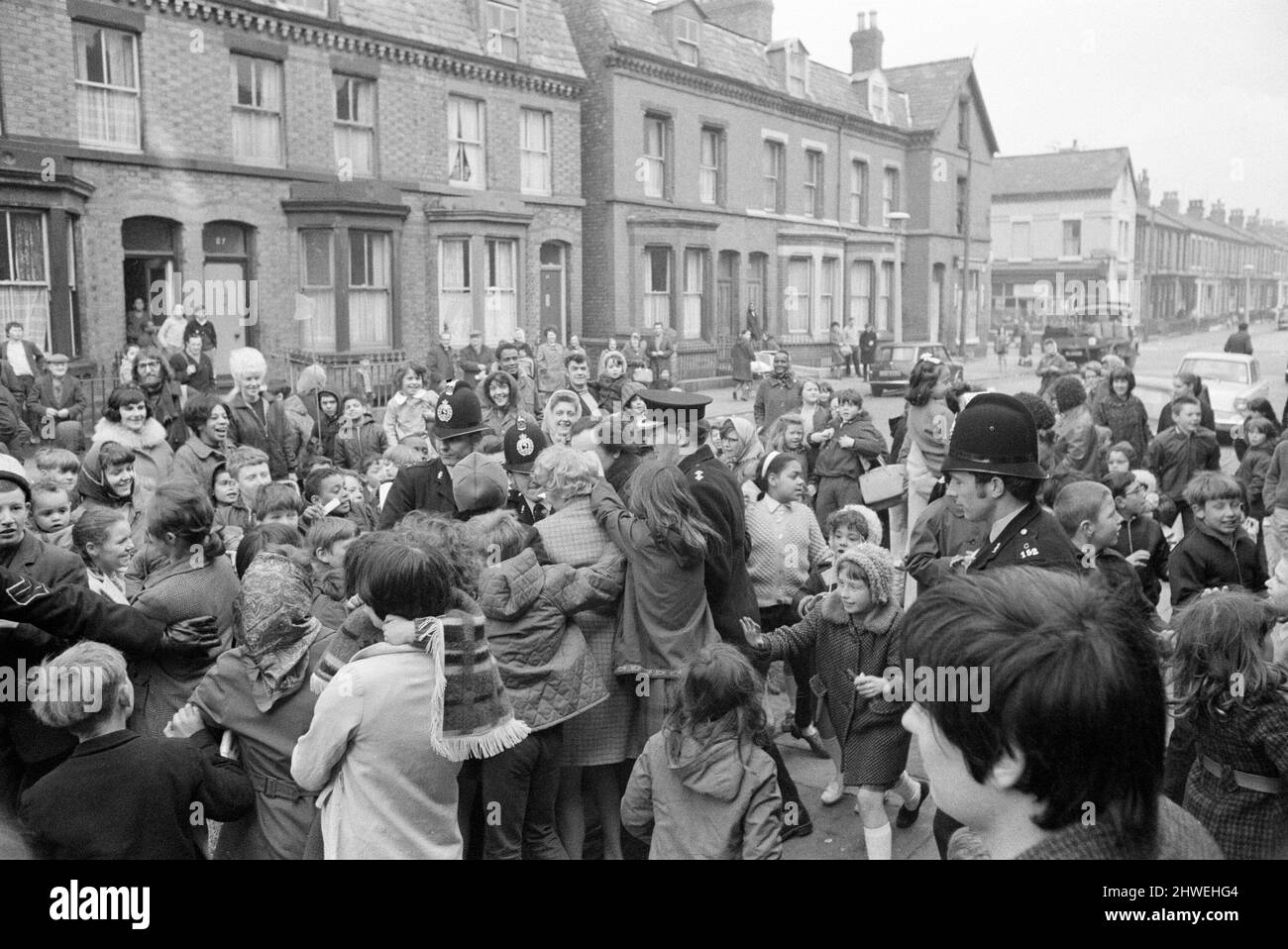 Le comédien Ken Dodd ouvre des appartements à Ducie Street et Beaconsfield Street, Toxteth, Liverpool. Deux maisons, une dans chaque rue, ont été converties en appartements sous la direction d'une équipe d'experts en logement et en planification. La police a groupé Ken dans une jeep de place après l'avoir sauvé de la foule à l'extérieur de la maison convertie dans Beaconsfield Road. 7th avril 1970. Banque D'Images