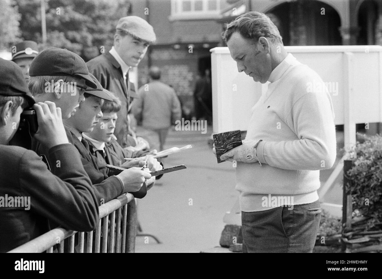 British Open 1969. Royal Lytham & St Annes Golf Club, Lancashire, Practice Day, 8th juillet 1969. L'Open Championship de 98th a eu lieu du 9th au 12th juillet. Sur la photo, Billy Casper, qui a joué les 17th et 18th avant un tour complet, donne des autographes aux garçons de l'école Lawrence House, St Annes, ils aident à enregistrer des scores pendant le championnat. Banque D'Images