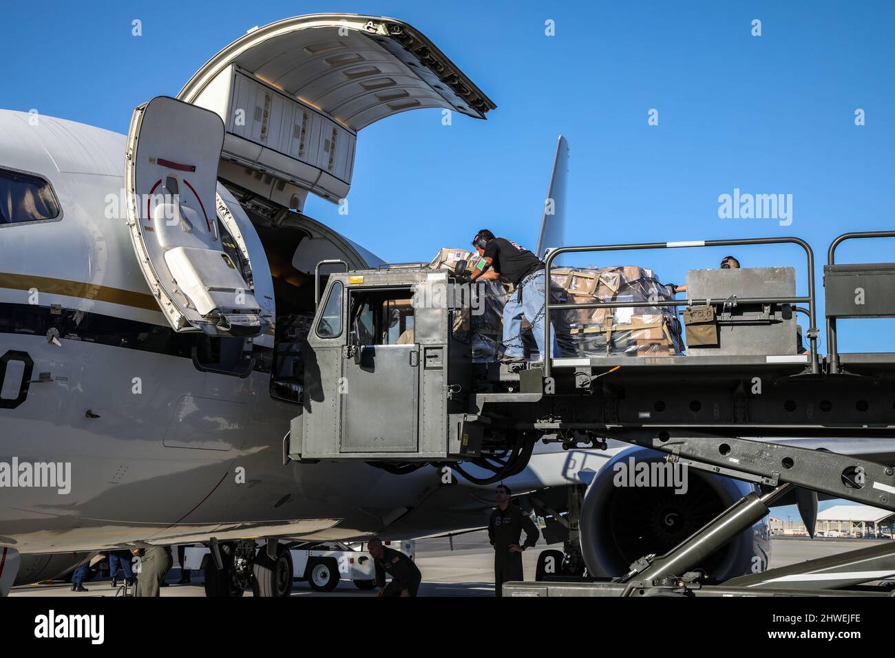 Le personnel et l'aide de l'Agence fédérale de gestion des urgences et du ministère de la Santé et des Services sociaux quittent la base commune de Pearl Harbor Hickam le 4 mars 2022 pour aider les autorités des Samoa américaines à réagir à la pandémie de COVID-19. L'Armée de terre des États-Unis du Pacifique a coordonné le mouvement du personnel et des fournitures en tant qu'agent principal du Commandement Indo-Pacifique des États-Unis pour le soutien de la défense des autorités civiles. Banque D'Images