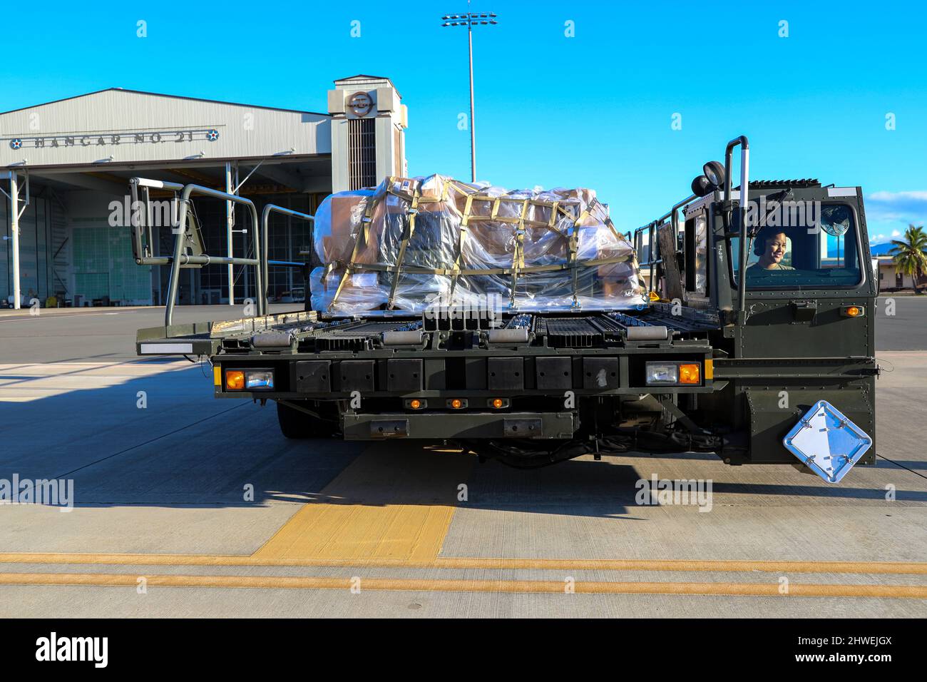 Le personnel et l'aide de l'Agence fédérale de gestion des urgences et du ministère de la Santé et des Services sociaux quittent la base commune de Pearl Harbor Hickam le 4 mars 2022 pour aider les autorités des Samoa américaines à réagir à la pandémie de COVID-19. L'Armée de terre des États-Unis du Pacifique a coordonné le mouvement du personnel et des fournitures en tant qu'agent principal du Commandement Indo-Pacifique des États-Unis pour le soutien de la défense des autorités civiles. Banque D'Images