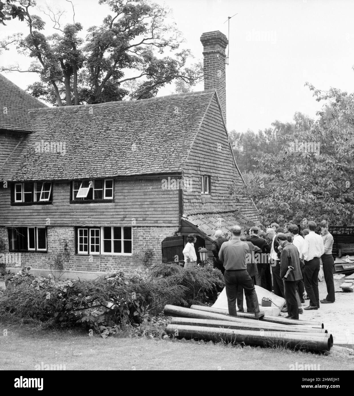 Rolling Stones : mort de Brian Jones. Tom Keylock, gofer à pierres, à l'extérieur de la ferme de Cotchford, à Hartfield, Sussex, parle à la presse. 3 juillet 1969 Banque D'Images