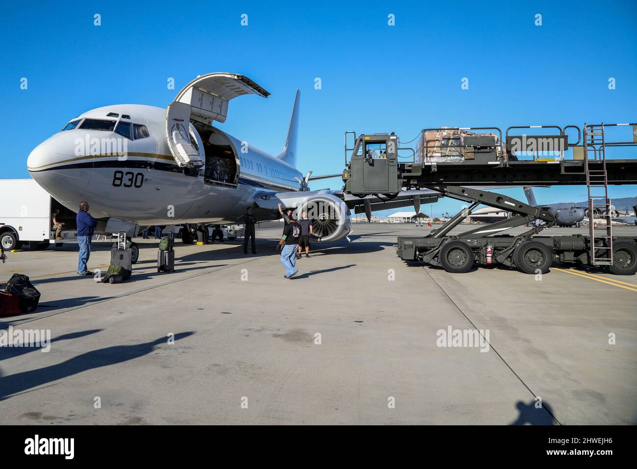 Le personnel et l'aide de l'Agence fédérale de gestion des urgences et du ministère de la Santé et des Services sociaux quittent la base commune de Pearl Harbor Hickam le 4 mars 2022 pour aider les autorités des Samoa américaines à réagir à la pandémie de COVID-19. L'Armée de terre des États-Unis du Pacifique a coordonné le mouvement du personnel et des fournitures en tant qu'agent principal du Commandement Indo-Pacifique des États-Unis pour le soutien de la défense des autorités civiles. Banque D'Images