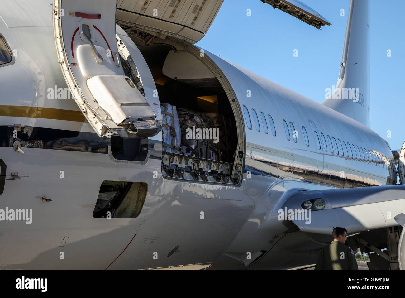Le personnel et l'aide de l'Agence fédérale de gestion des urgences et du ministère de la Santé et des Services sociaux quittent la base commune de Pearl Harbor Hickam le 4 mars 2022 pour aider les autorités des Samoa américaines à réagir à la pandémie de COVID-19. L'Armée de terre des États-Unis du Pacifique a coordonné le mouvement du personnel et des fournitures en tant qu'agent principal du Commandement Indo-Pacifique des États-Unis pour le soutien de la défense des autorités civiles. Banque D'Images