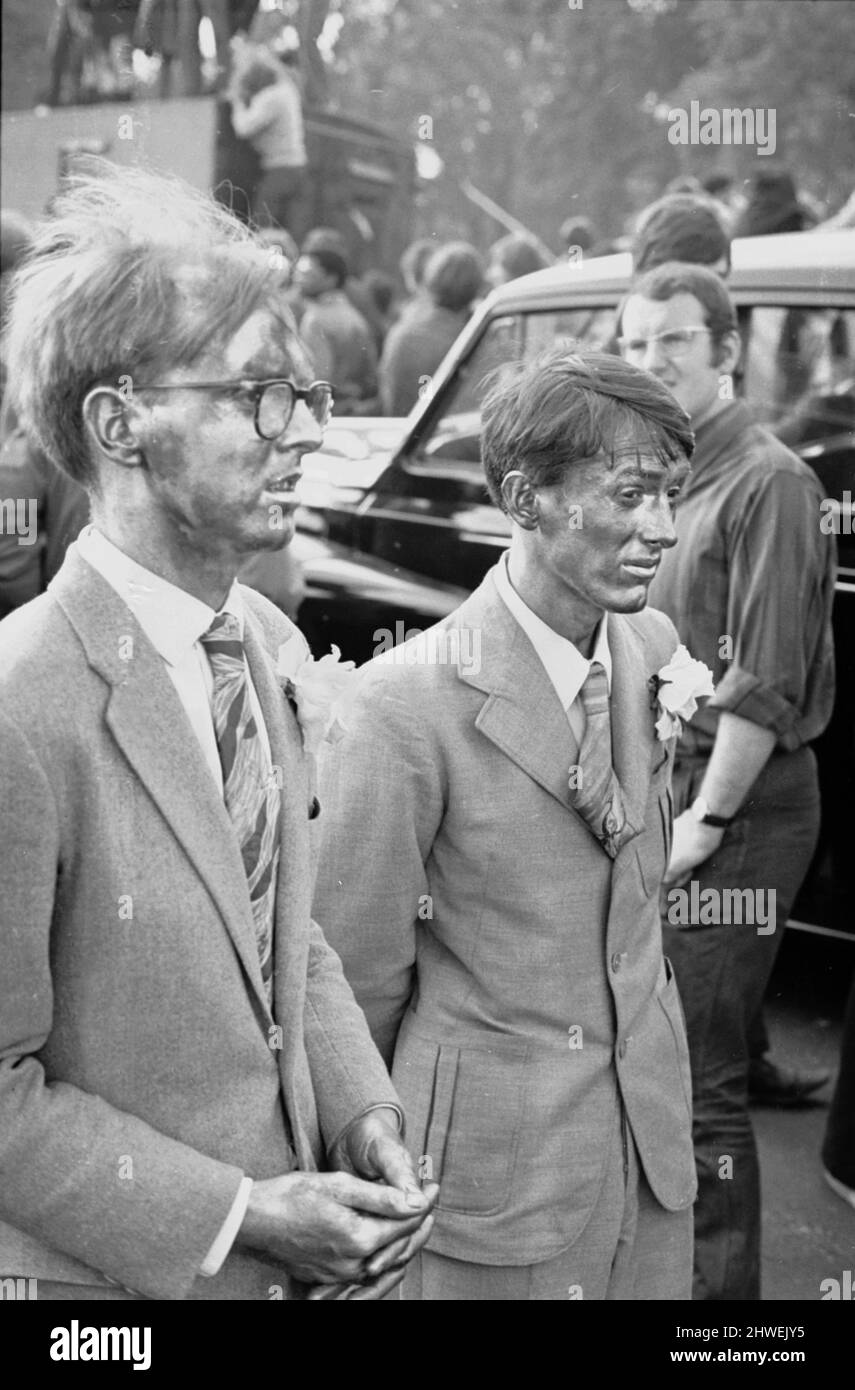 Les artistes britanniques modernes Gilbert Proesch et George Passmore, connus sous le nom de Gilbert and George, ont été photographiés au concert pop de Hyde Park toute la journée, sous la tête des Rolling Stones.5th juillet 1969. Banque D'Images