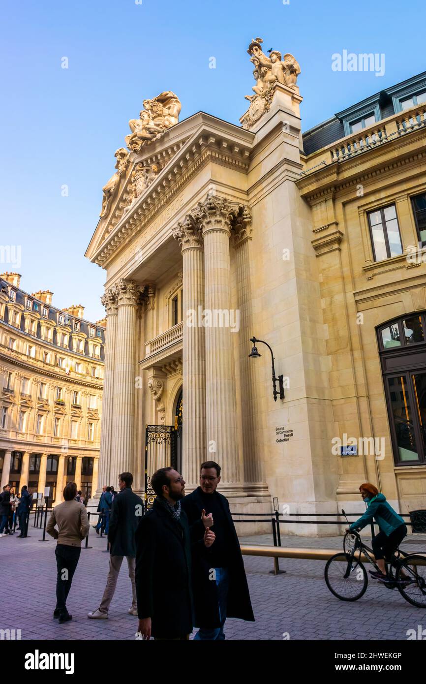 Paris, France, public moyen, touristes visitant à l'extérieur Bâtiment, Nouveau Musée, 'Bourse de Commerce, Pinault Collection', Banque D'Images