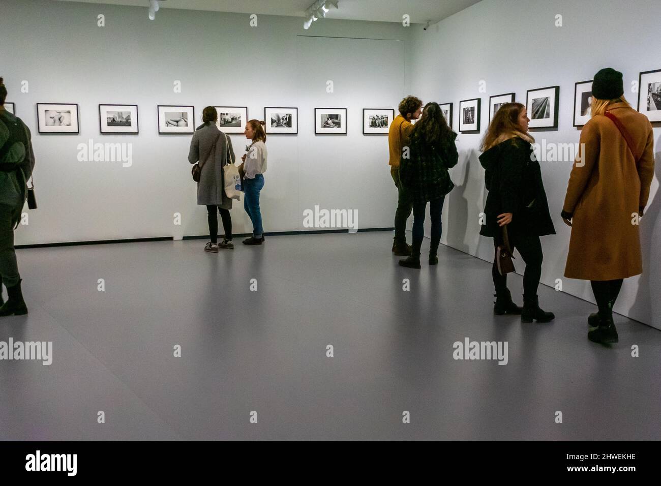 Paris, France, petite foule de personnes visitant le Musée d'Art, 'Bourse de commerce, Pinault Collection', Collection de photos 'Nobuyoshi Araki' (artiste), galerie moderne foule contemporaine, petite galerie d'art intérieur Banque D'Images