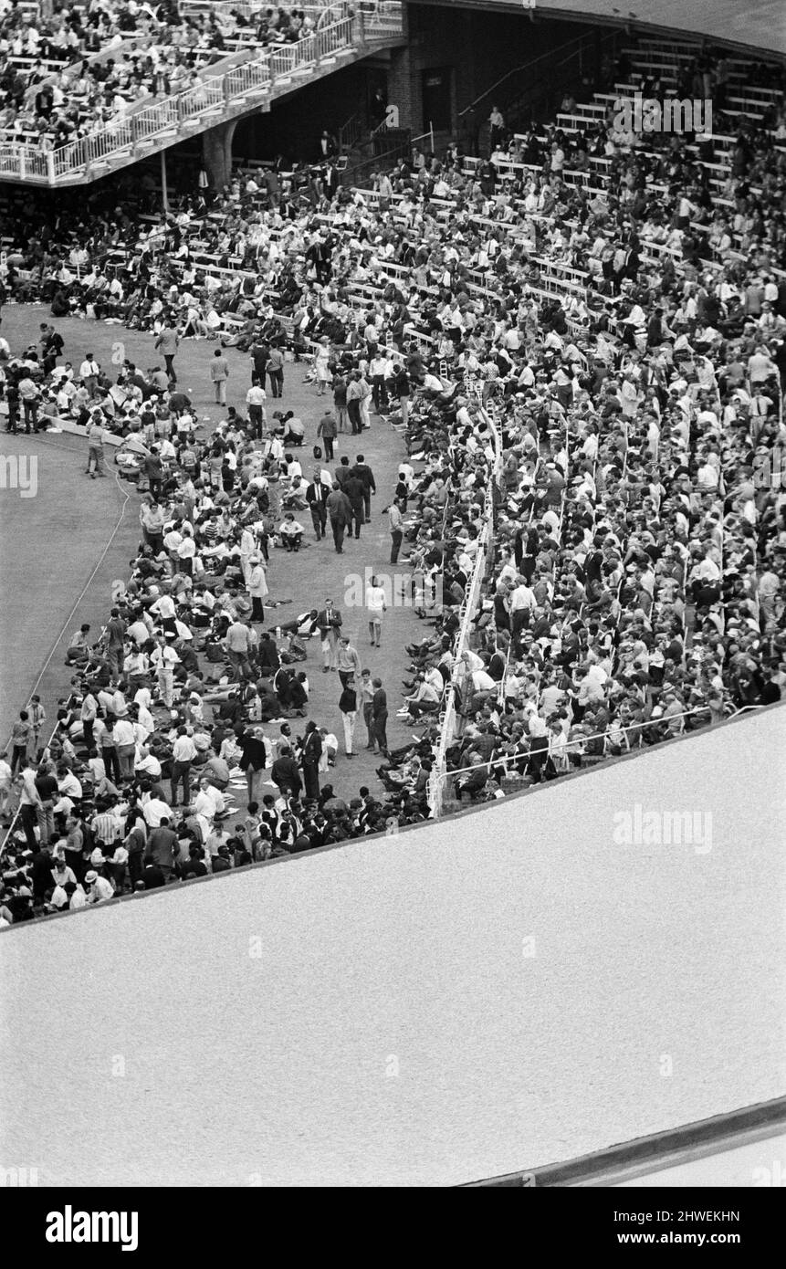 Terrain de cricket Lords, match d'essai, Angleterre contre Antilles. Une vue en hauteur du terrain de cricket Lords montrant la vaste foule et le cricket en cours. 28th juin 1969. Banque D'Images