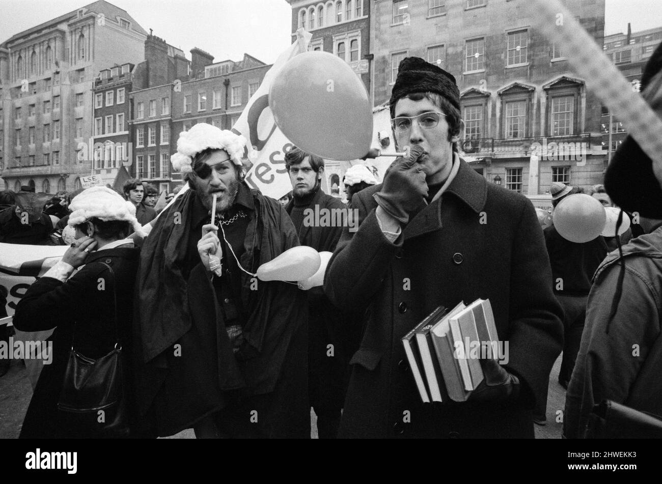 Les élèves de la London School of Ecomonics (LSE) retournent à des conférences dans un style intraitable, mais festif. Ils se sont assemblés à Lincoln's Inn pour descendre Kingsway jusqu'à la LSE. À la tête de la colonne se trouvaient un groupe de «juges» d'étudiant gaigé et gaid portant une effigie du Dr Adams. D'autres étudiants ont marché dans des chaînes de papier, des sifflets, etc. 19th février 1969. Banque D'Images Les élèves de la London School of Ecomonics (LSE) retournent à des conférences dans un style intraitable, mais festif. Ils se sont assemblés à Lincoln's Inn pour descendre Kingsway jusqu'à la LSE. À la tête de la colonne se trouvaient un groupe de «juges» d'étudiant gaigé et gaid portant une effigie du Dr Adams. D'autres étudiants ont marché dans des chaînes de papier, des sifflets, etc. 19th février 1969. Banque D'Images