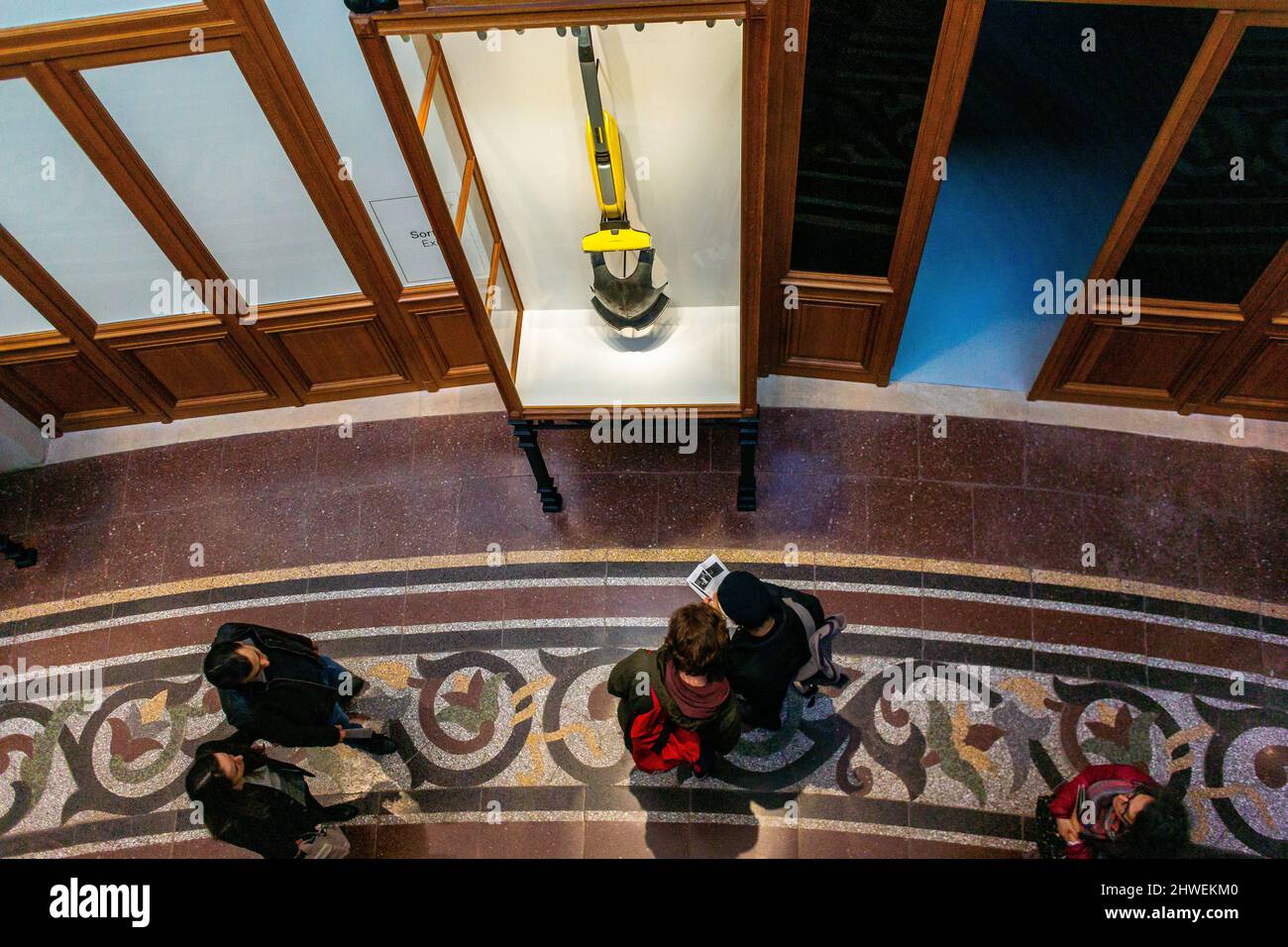 Paris, France, vue en grand angle, personnes visitant Sculpture (Bertrand Lavieer) Nouveau musée, Bourse de Commerce, Pinault Collection, les Halles Banque D'Images