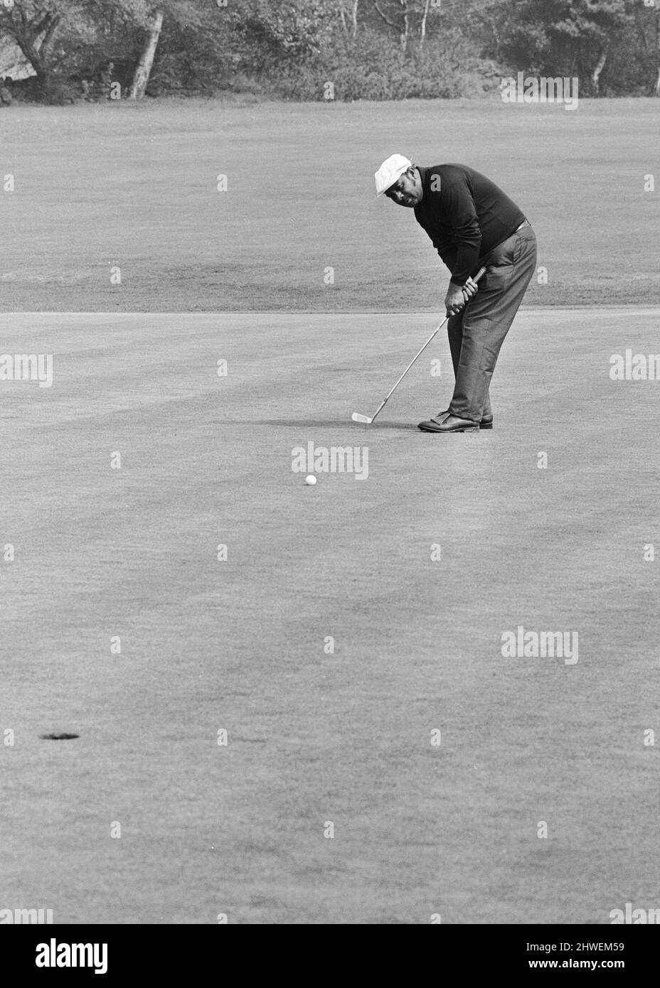 Variety Club of Great Britain Pro-Am Gold Tournament au Moor Allerton Golf Club de Leeds. Le golfeur sud-africain Sewsunker Sewgolum mettant au cinquième vert. 13th mai 1970. Banque D'Images