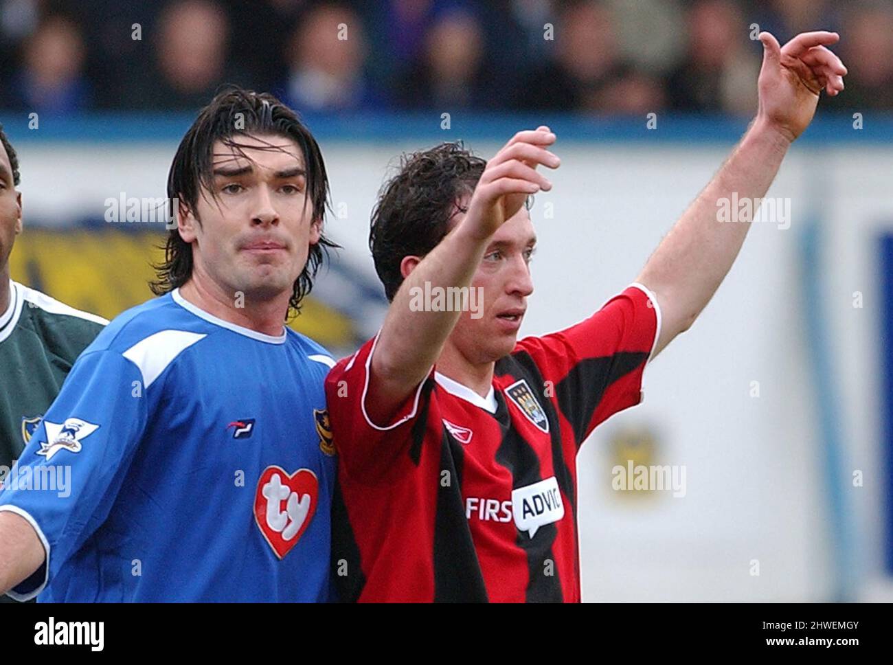 PORTSMOUTH V MANCHESTER CITY RICHARD HUGHES ET ROBBIE FOWLER PIC MIKE WALKER, 2004 Banque D'Images