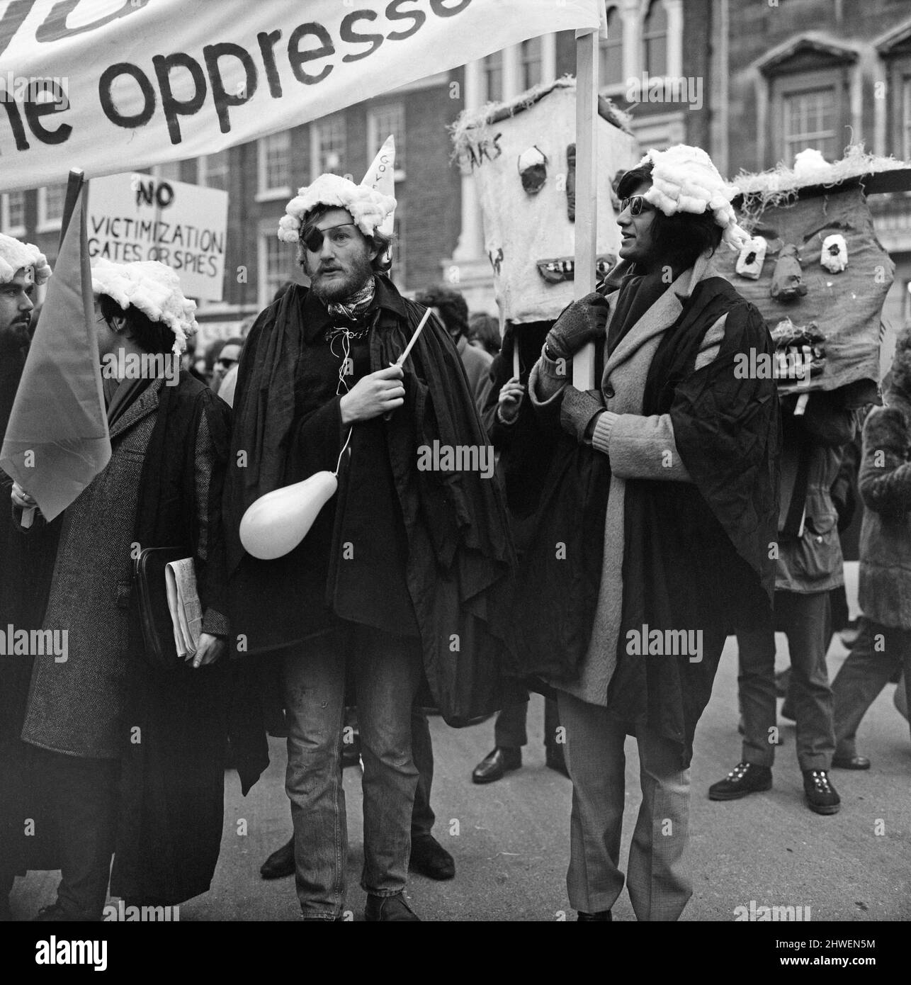 Les élèves de la London School of Ecomonics (LSE) retournent à des conférences dans un style intraitable, mais festif. Ils se sont assemblés à Lincoln's Inn pour descendre Kingsway jusqu'à la LSE. À la tête de la colonne se trouvaient un groupe de «juges» d'étudiant gaigé et gaid portant une effigie du Dr Adams. D'autres étudiants ont marché dans des chaînes de papier, des sifflets, etc. 19th février 1969. Banque D'Images Les élèves de la London School of Ecomonics (LSE) retournent à des conférences dans un style intraitable, mais festif. Ils se sont assemblés à Lincoln's Inn pour descendre Kingsway jusqu'à la LSE. À la tête de la colonne se trouvaient un groupe de «juges» d'étudiant gaigé et gaid portant une effigie du Dr Adams. D'autres étudiants ont marché dans des chaînes de papier, des sifflets, etc. 19th février 1969. Banque D'Images