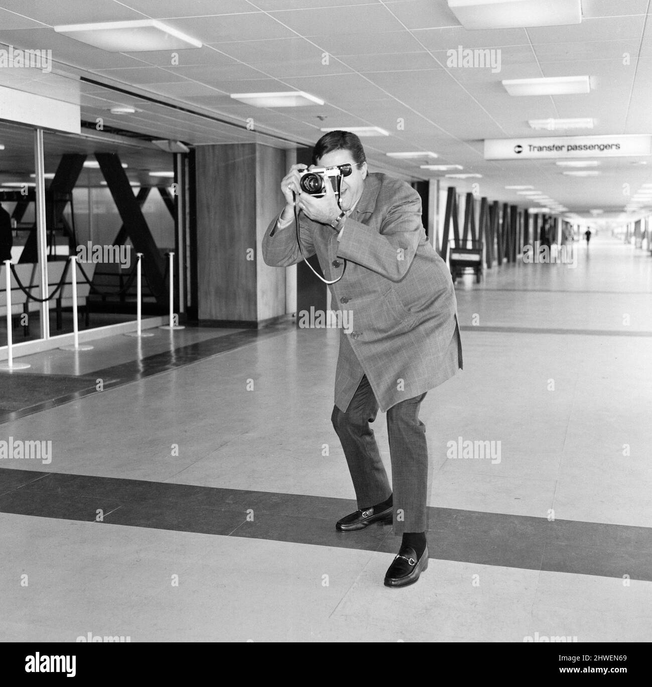 Le comédien Jerry Lewis arrive aujourd'hui à l'aéroport d'Heathrow de Los Angeles. 26th mai 1969. Banque D'Images