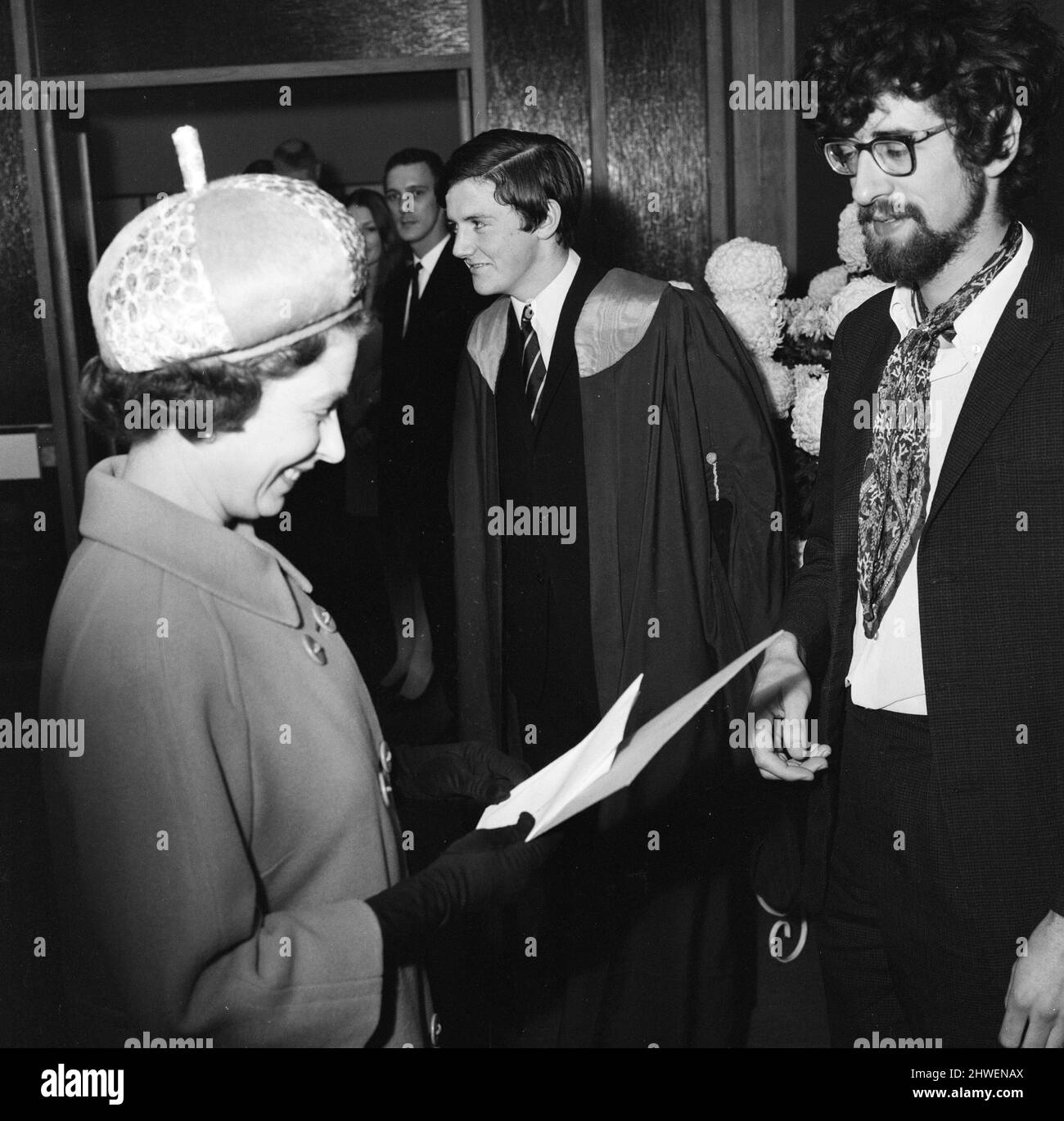 La reine Elizabeth II rencontre Piers Corbyn. La Reine et le duc d'Édimbourg visitent l'Imperial College of Science and Technology pour ouvrir le nouvel édifice de l'université et le bâtiment des bibliothèques. Photo prise le 27th novembre 1969. Piers Corbyn, 22 ans (la barbe et les lunettes), qui est président du syndicat des étudiants, est présenté à H.M la Reine. Il l'a rencontrée deux fois, lors de la première présentation qu'il n'a pas pu présenter à la Reine trois lettres. Il a informé le duc d'Édimbourg qu'il avait des lettres pour la reine, mais le duc lui a dit de faire sa propre affectation. Cependant, Piers a réussi à présenter le l Banque D'Images