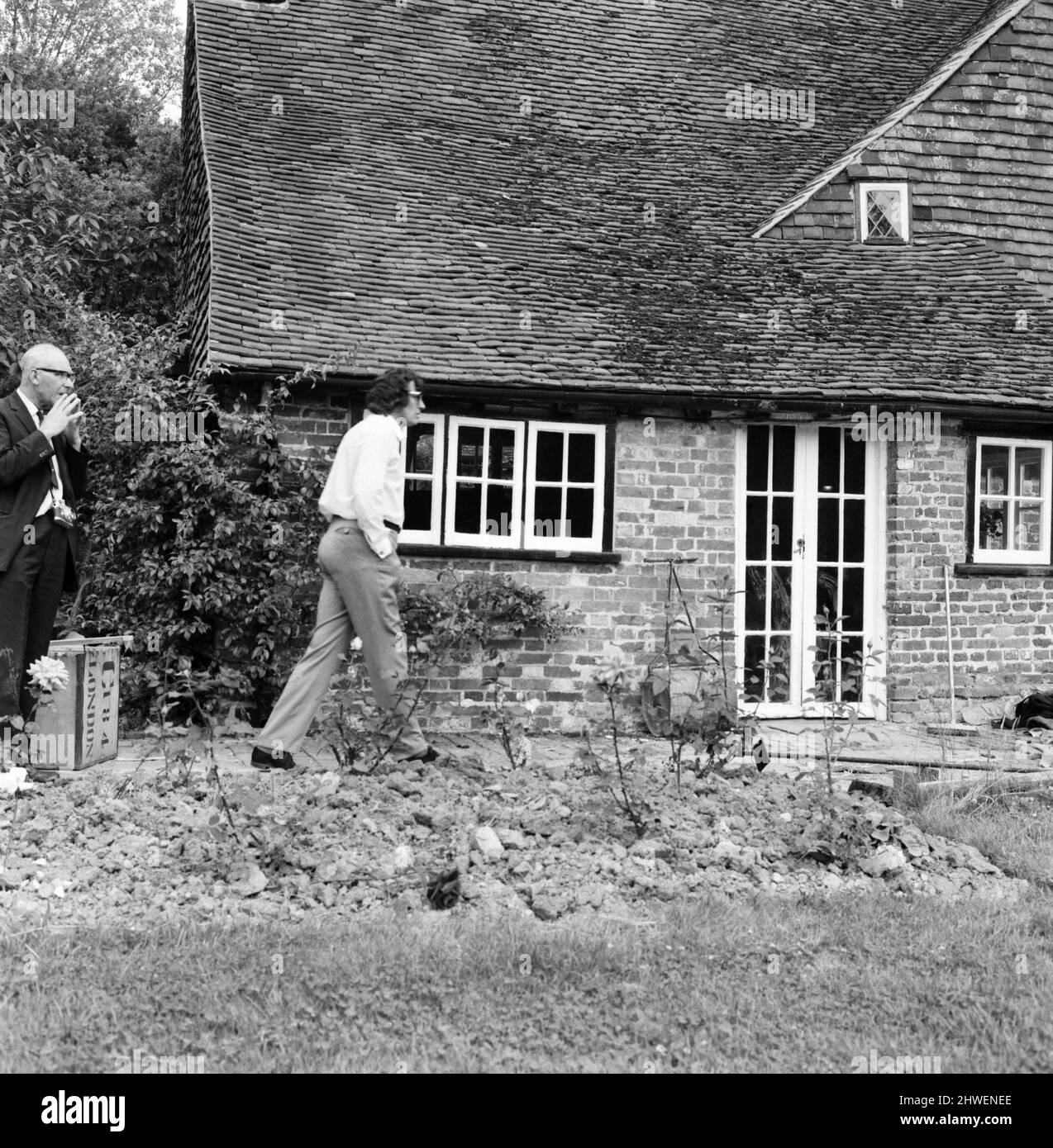 Rolling Stones : mort de Brian Jones. Tom Keylock, gofer à pierres, entre dans la ferme de Cotchford, à Hartfield, Sussex, le 3 juillet 1969 Banque D'Images