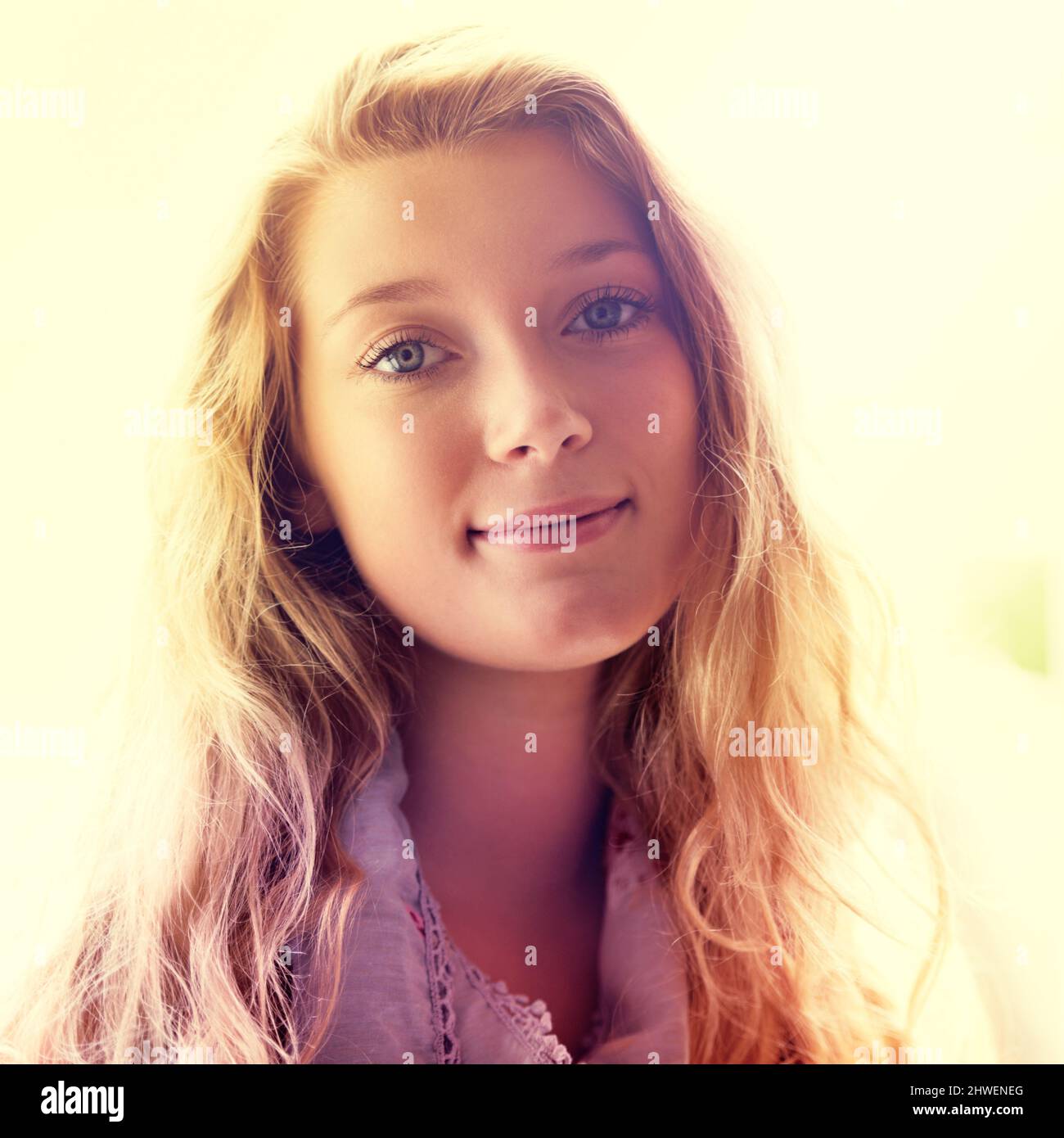 Shes un portrait de la beauté. Portrait d'une jeune fille attrayante