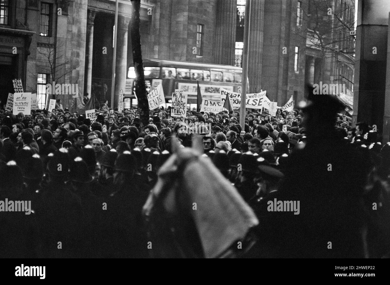 Des étudiants de plusieurs universités de toute la Grande-Bretagne manifestent à travers Londres, sur leur chemin à la London School of Economics (LSE). Les étudiants défilent sur Hay Hill jusqu'à Berkeley Square en route vers les bureaux du ministère de l'éducation de Curzon Street, Londres. 3rd février 1969. Banque D'Images Des étudiants de plusieurs universités de toute la Grande-Bretagne manifestent à travers Londres, sur leur chemin à la London School of Economics (LSE). Les étudiants défilent sur Hay Hill jusqu'à Berkeley Square en route vers les bureaux du ministère de l'éducation de Curzon Street, Londres. 3rd février 1969. Banque D'Images