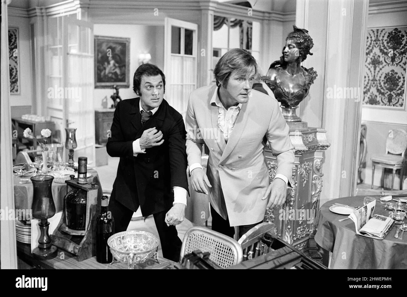 Roger Moore et Tony Curtis se battent les uns avec les autres sur l'ensemble des Persuaders! Aux Pinewood film Studios, Iver, Bucks. Roger joue un Seigneur anglais, qui rencontre Tony (jouant un millionnaire de Brooklyn brash) et dans cette séquence d'ouverture, ils ont un combat de course spectaculaire dans un restaurant. 11th août 1970. Banque D'Images