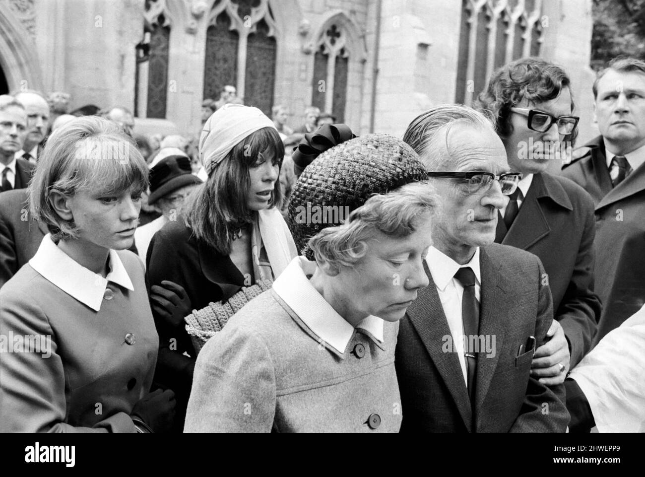 Rolling Stones : funérailles de Brian Jones. De gauche à R sœur Brian Joness, petite amie Brian Jones, modèle Suki Potier, Mme Jones, M. Jones, (Les parents de Brian) et les pierres 'gofer' Tom Keylock 10 juillet 1969 Banque D'Images