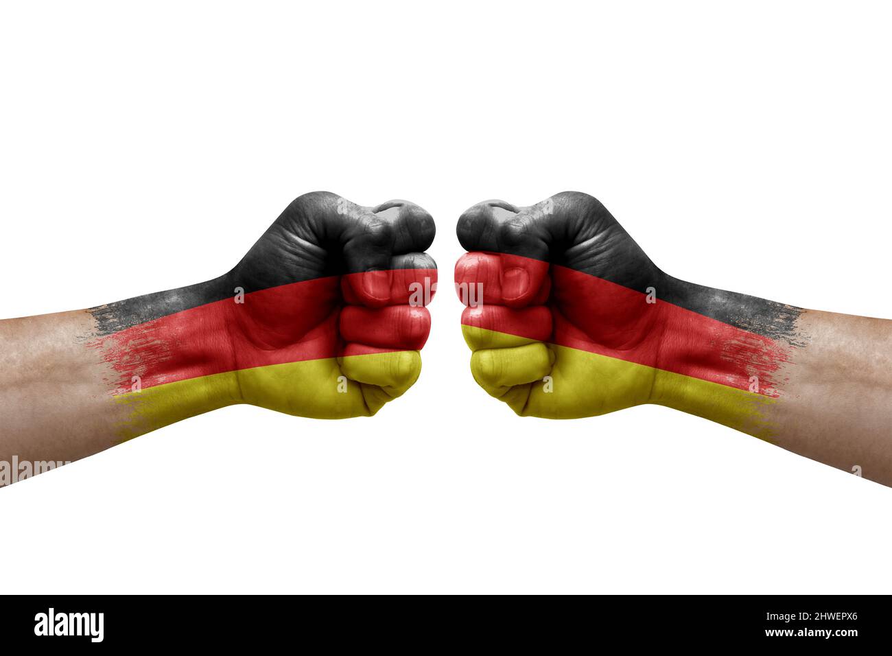 Deux mains poinçonner l'une à l'autre sur fond blanc. Les drapeaux de pays ont peint les poings, le concept de crise de conflit entre l'allemagne et l'allemagne Banque D'Images