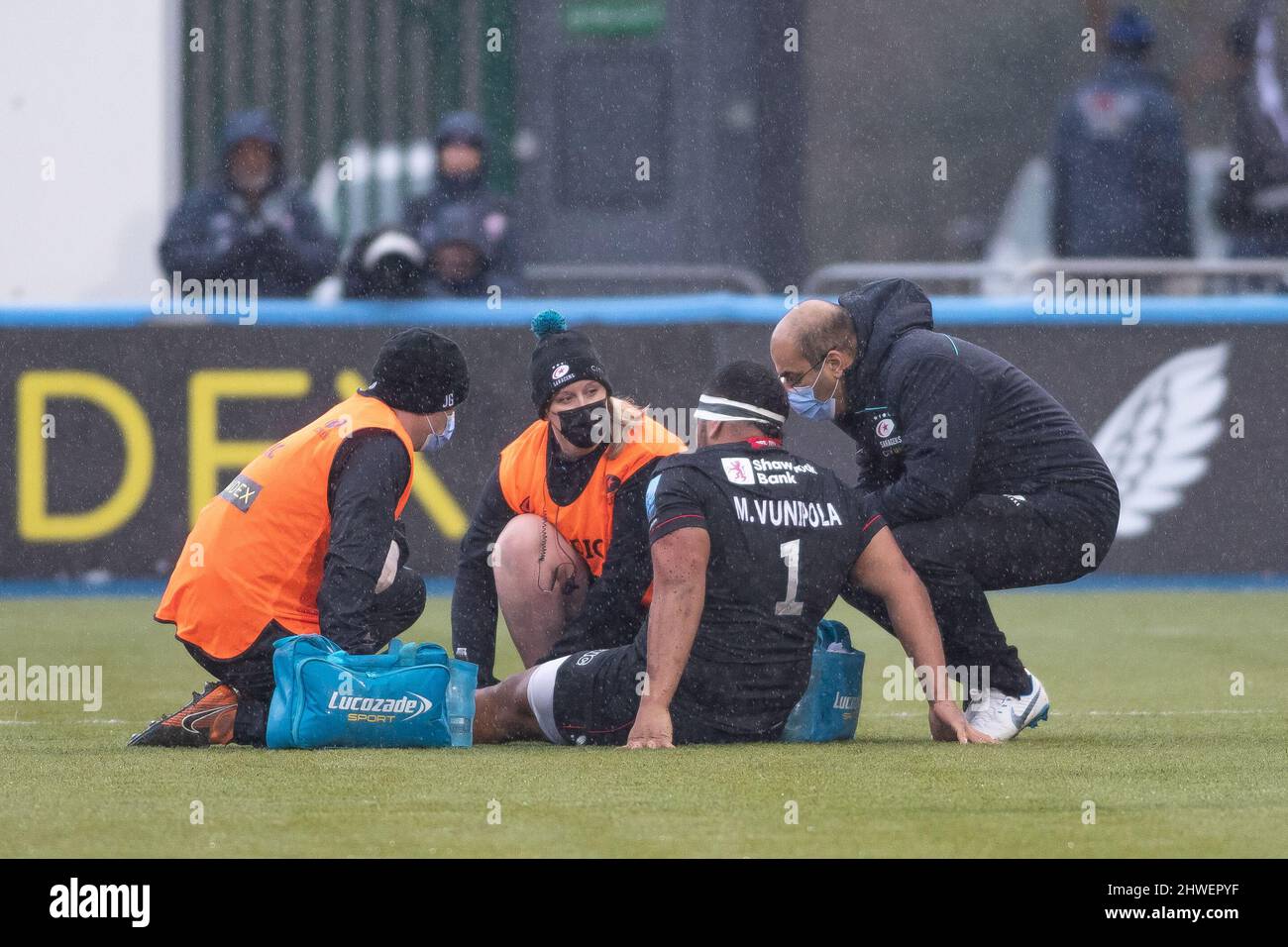 Barnett, Royaume-Uni. 05th mars 2022. Rugby Gallagher Premiership. Saracens V Leicester Tigers. Stade StoneX. Barnett. Mako Vunipola de Saracens fait revivre le traitement sur le terrain crédit: Le sport en images/Alamy Live News Banque D'Images