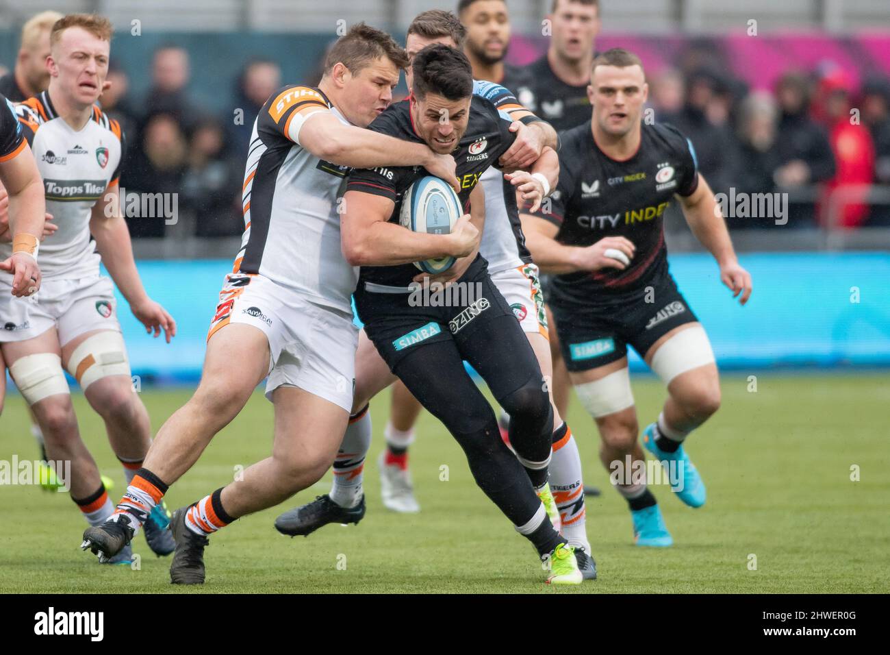 Barnett, Royaume-Uni. 05th mars 2022. Rugby Gallagher Premiership. Saracens V Leicester Tigers. Stade StoneX. Barnett. Sean Maitland de Saracens est abordé crédit: Le sport en images/Alamy Live News Banque D'Images