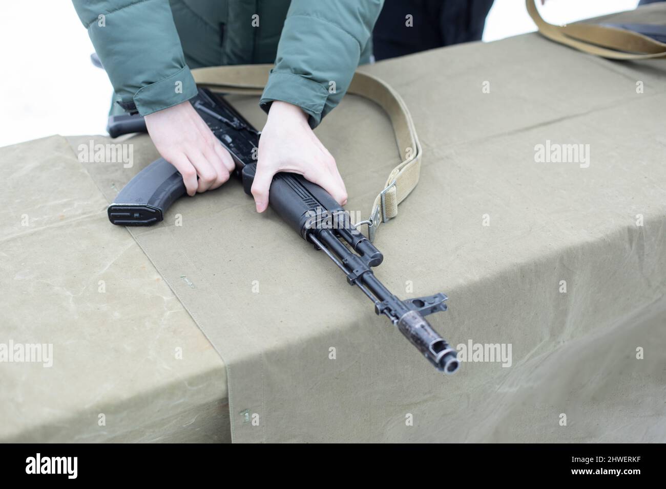 Nettoyage des armes à feu leçon militaire en Russie. Les enfants apprennent à manier des armes. Détails de l'entraînement dans l'armée. Banque D'Images