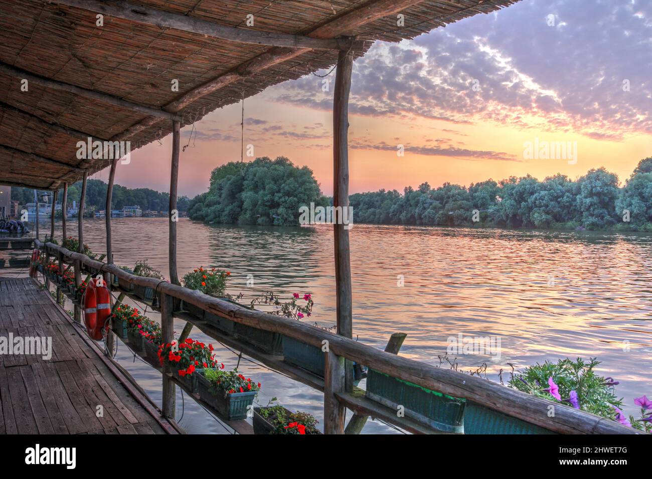 Magnifique coucher de soleil d'été, sur le Danube à Belgrade, Serbie depuis la terrasse du restaurant rustique traditionnel sur les silts Stara Koliba Banque D'Images