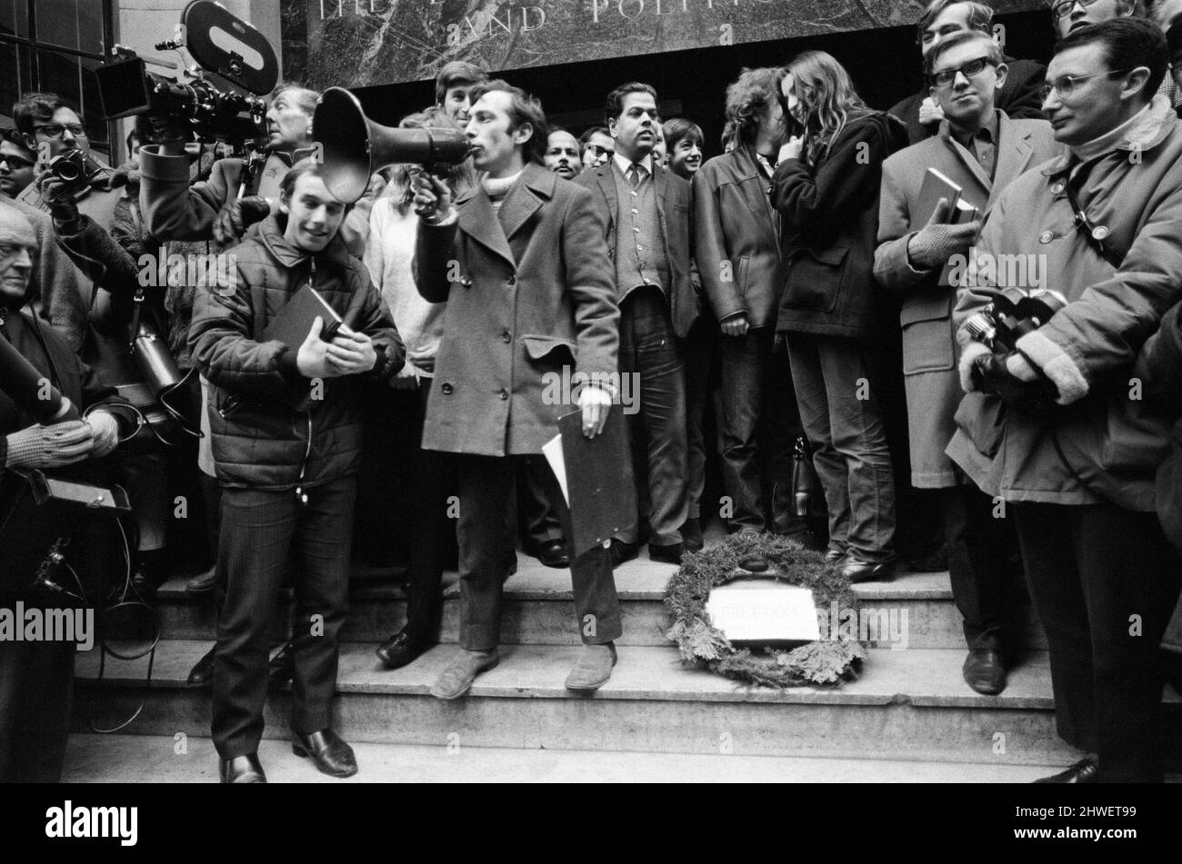 Les élèves de la London School of Ecomonics (LSE) retournent à des conférences dans un style intraitable, mais festif. Ils se sont assemblés à Lincoln's Inn pour descendre Kingsway jusqu'à la LSE. À la tête de la colonne se trouvaient un groupe de «juges» d'étudiant gaigé et gaid portant une effigie du Dr Adams. D'autres étudiants ont marché dans des chaînes de papier, des sifflets soufflants, etc. Photographiés, une couronne sur les marches de la LSE. 19th février 1969. Banque D'Images Les élèves de la London School of Ecomonics (LSE) retournent à des conférences dans un style intraitable, mais festif. Ils se sont assemblés à Lincoln's Inn pour descendre Kingsway jusqu'à la LSE. À la tête de la colonne se trouvaient un groupe de «juges» d'étudiant gaigé et gaid portant une effigie du Dr Adams. D'autres étudiants ont marché dans des chaînes de papier, des sifflets soufflants, etc. Photographiés, une couronne sur les marches de la LSE. 19th février 1969. Banque D'Images