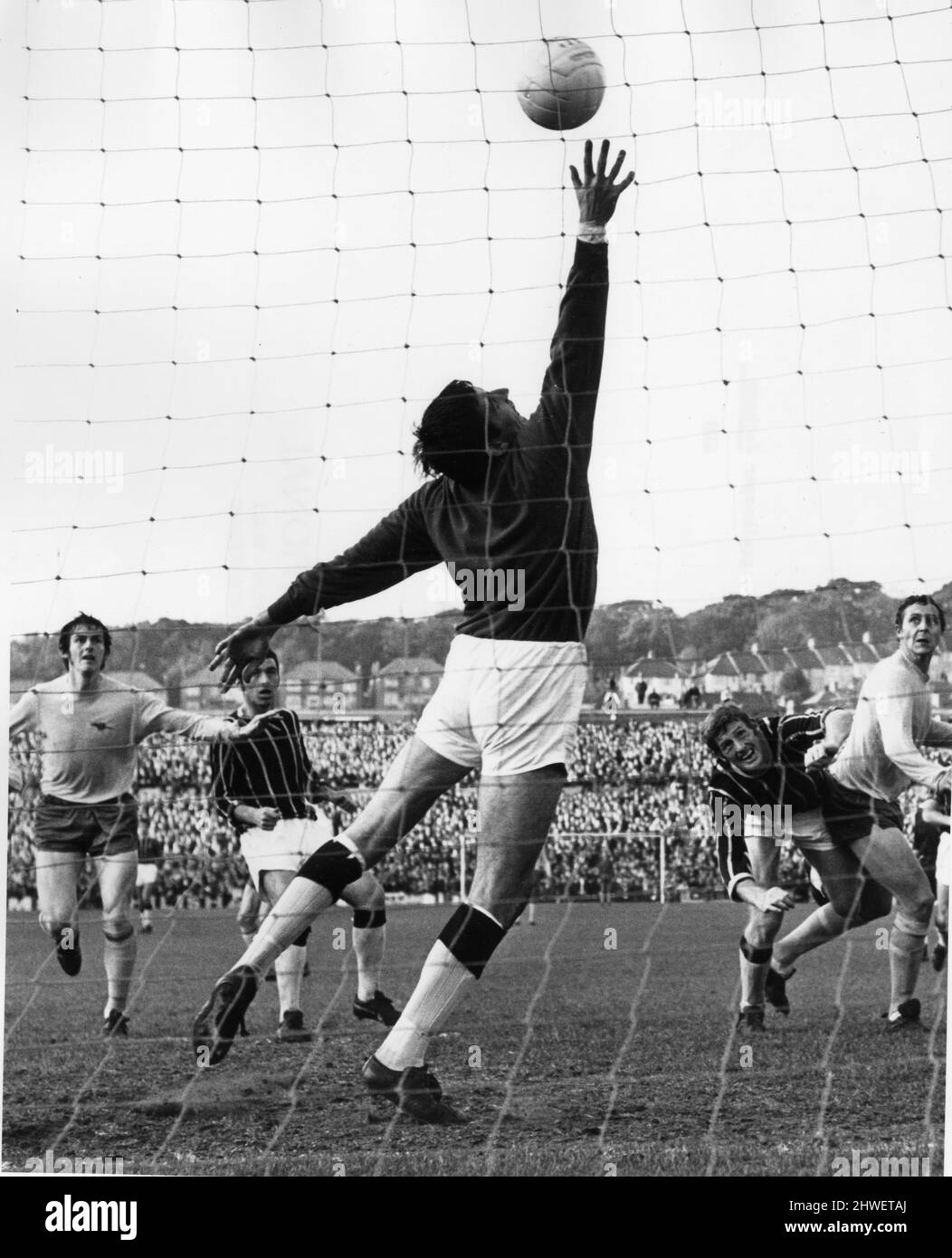 Match de la ligue Crystal Palace et Arsenal au parc Selhurst, novembre 1969. John Radford d'Arsenal passe devant John Jackson, gardien de but de Crystal Palace, pour marquer l'un de ses trois buts. Score final: Crystal Palace 1-5 Arsenal Banque D'Images