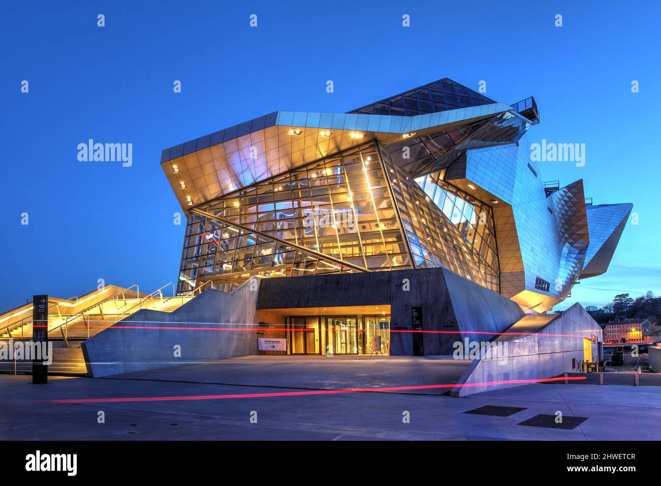 Musée des Confluences à Lyon, France de nuit. Le bâtiment de style architectural déconstructiviste, conçu par Coop Himmelb(l), a été achevé en 2014 Banque D'Images