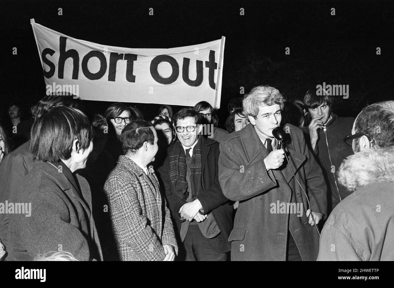 Après la marche des étudiants en signe de protestation à la fermeture de la London School of Economics (LSE), les étudiants ont un rassemblement à Lincoln's Inn Fields, qui a été pris en charge par deux des conférenciers suspendus. Sur la photo, M. Robin Blackburn, un des conférenciers suspendus parlant aux étudiants à la fin de la marche dans les champs Inn de Lincoln. 3rd février 1969. Banque D'Images Après la marche des étudiants en signe de protestation à la fermeture de la London School of Economics (LSE), les étudiants ont un rassemblement à Lincoln's Inn Fields, qui a été pris en charge par deux des conférenciers suspendus. Sur la photo, M. Robin Blackburn, un des conférenciers suspendus parlant aux étudiants à la fin de la marche dans les champs Inn de Lincoln. 3rd février 1969. Banque D'Images