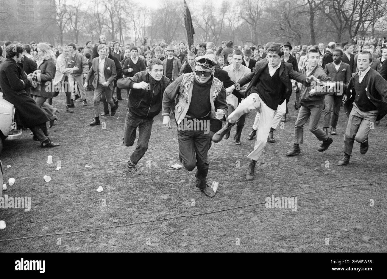 La réunion « Festival of Life » organisée par le CND à Victoria Park à Bethnal Green, est de Londres. Des photos montrent qu'un seul greaser s'éloigne d'un gang de plusieurs centaines de skinheads après qu'ils l'aient repéré à côté d'un des plus petits spectacles sur scène. La police a ensuite escorté les jeunes du parc. 29th mars 1970. Banque D'Images