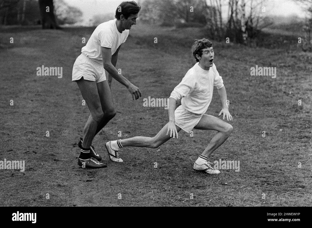 L'acteur Michael Crawford s'entraîne avec l'athlète olympique Gordon Pirie pour son prochain rôle dans le film Michael Winner, « The Games ». Wimbledon Common. 22nd janvier 1969. Banque D'Images