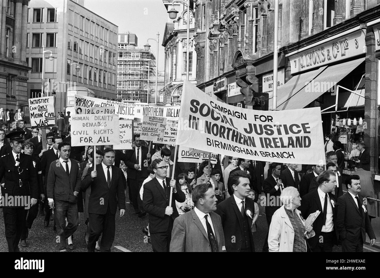 Marche irlandaise des droits civils à Victoria Square, Birmingham. 5th octobre 1969. Banque D'Images Marche irlandaise des droits civils à Victoria Square, Birmingham. 5th octobre 1969. Banque D'Images