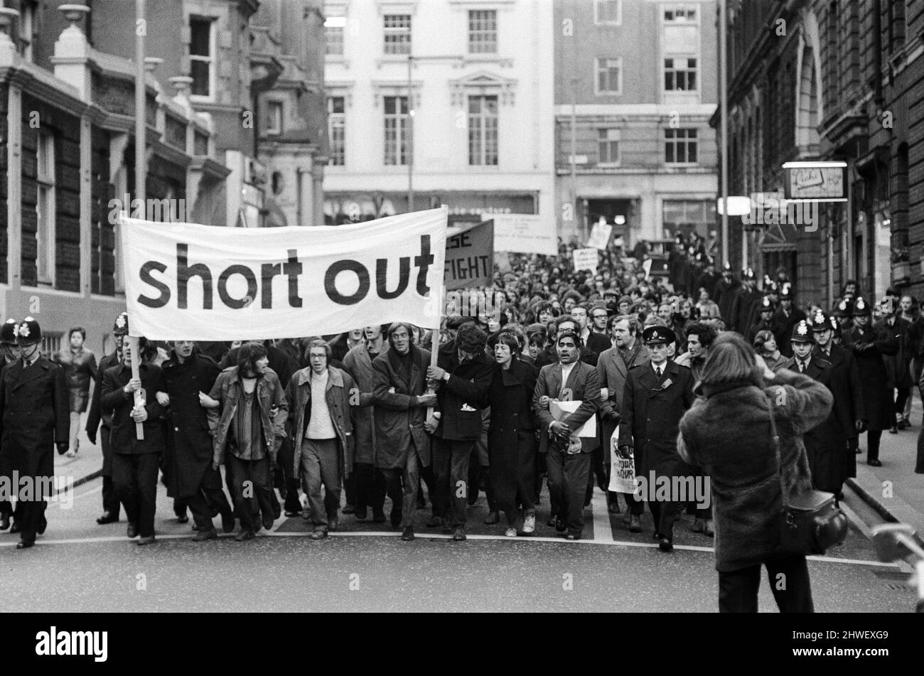 Des étudiants de plusieurs universités de toute la Grande-Bretagne manifestent à travers Londres, sur leur chemin à la London School of Economics (LSE). Les étudiants défilent sur Hay Hill jusqu'à Berkeley Square en route vers les bureaux du ministère de l'éducation de Curzon Street, Londres. 3rd février 1969. Banque D'Images Des étudiants de plusieurs universités de toute la Grande-Bretagne manifestent à travers Londres, sur leur chemin à la London School of Economics (LSE). Les étudiants défilent sur Hay Hill jusqu'à Berkeley Square en route vers les bureaux du ministère de l'éducation de Curzon Street, Londres. 3rd février 1969. Banque D'Images