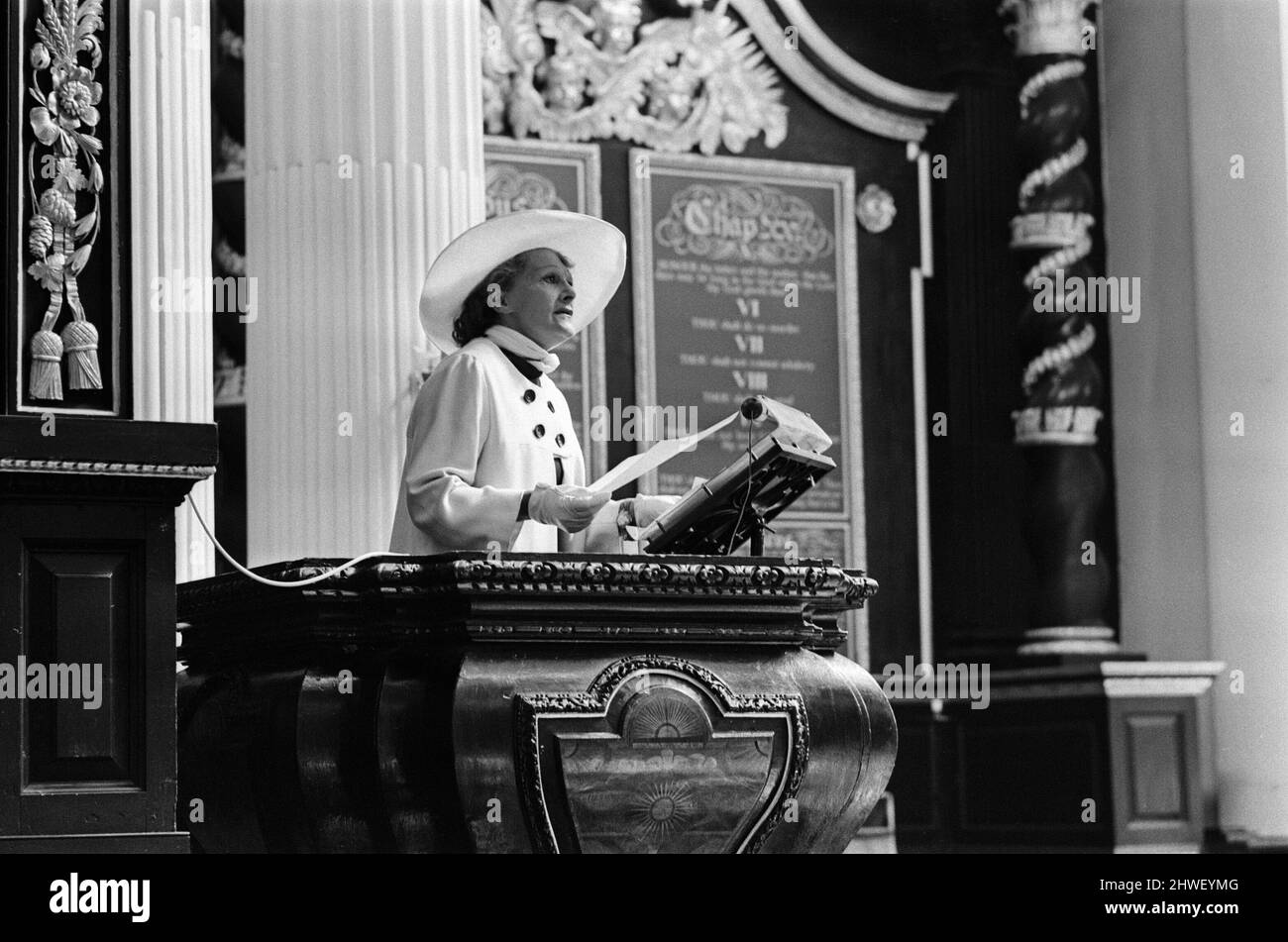 Chef de la télévision, Fanny Cradock, parlant de la chaire, église St Mary Woolnoth. 7th août 1969. Banque D'Images