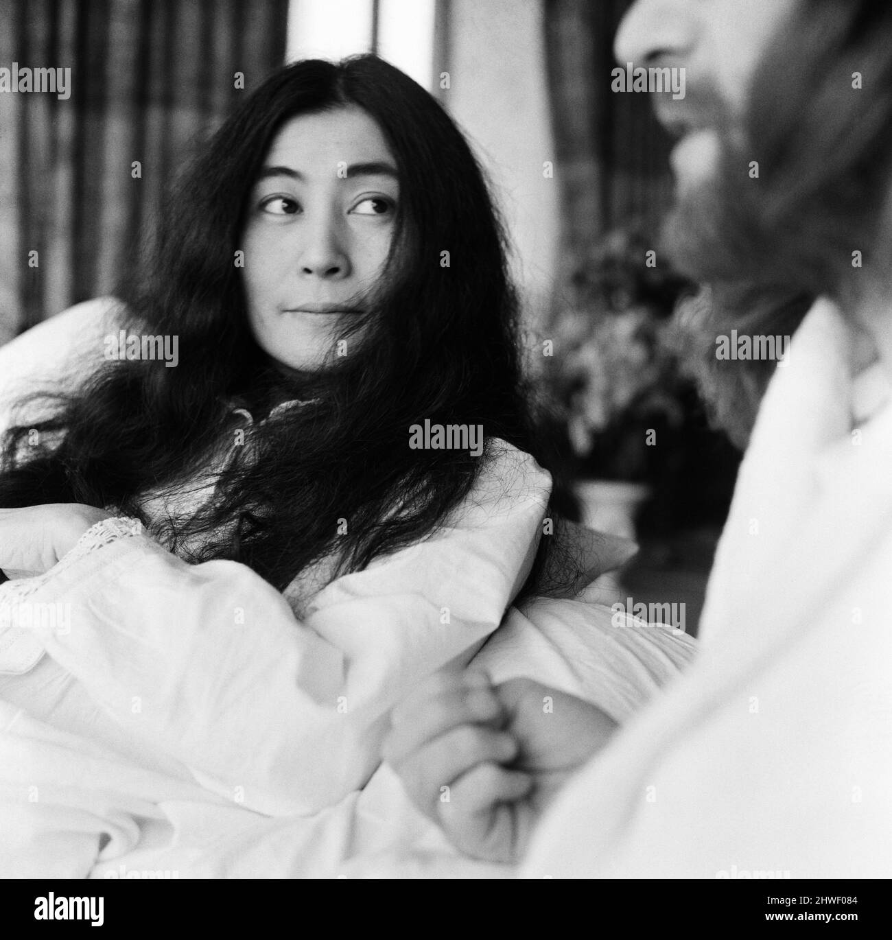 John Lennon et sa femme Yoko Ono ont un « bed in » dans un hôtel d'Amsterdam, pour protester contre la guerre et la violence dans le monde. 26th mars 1969. Banque D'Images John Lennon et sa femme Yoko Ono ont un « bed in » dans un hôtel d'Amsterdam, pour protester contre la guerre et la violence dans le monde. 26th mars 1969. Banque D'Images