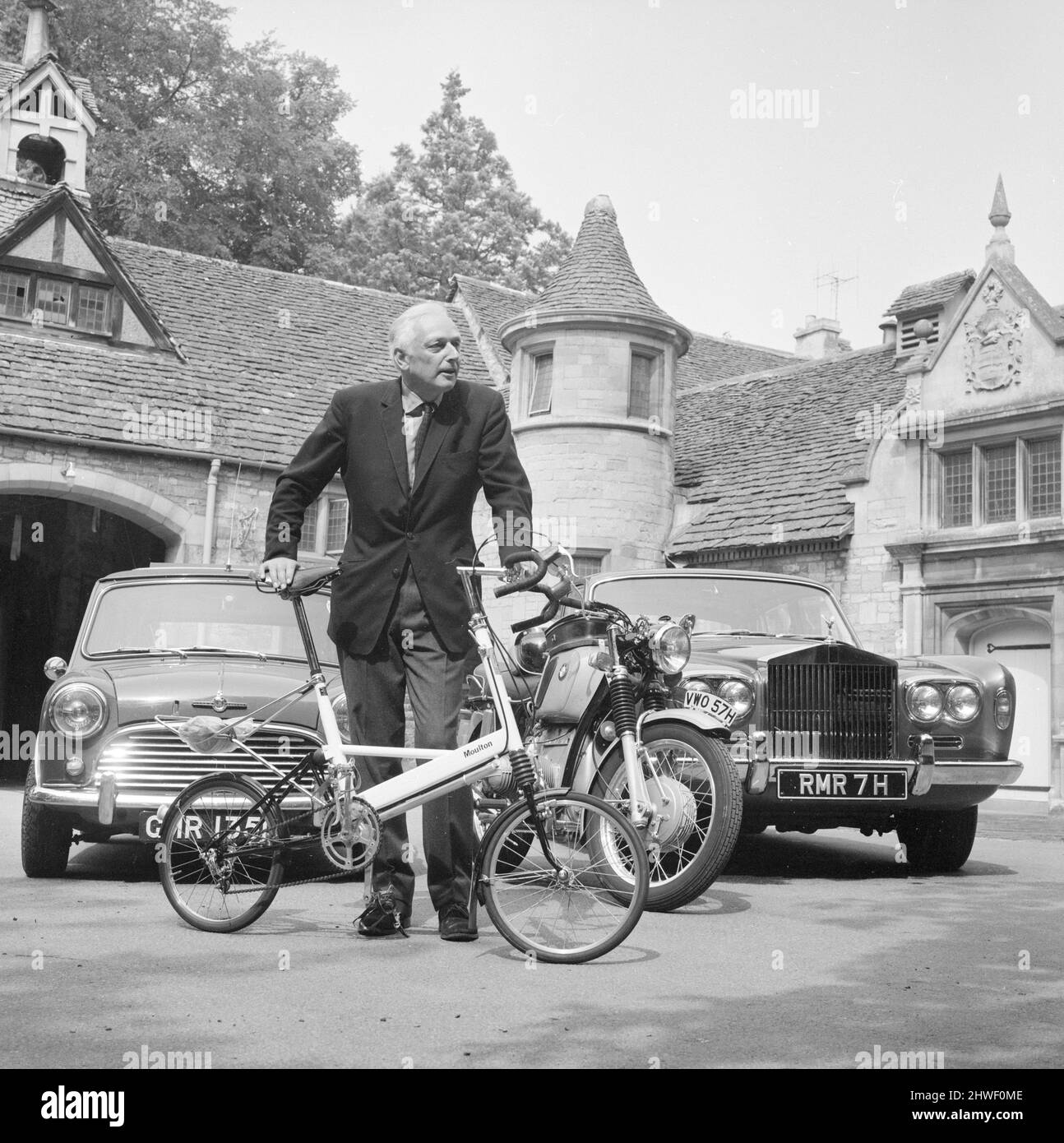 Dr. Alexander Eric Molton CBE (né le 9 avril 1920), alias Alex Molton, ingénieur et inventeur anglais, spécialisé dans la conception de suspension. Photographié avec un vélo, Mini, Rolls Royce et BMW moto surpassent sa maison à 'The Hall' à Bradford-on-Avon août 1970. Banque D'Images