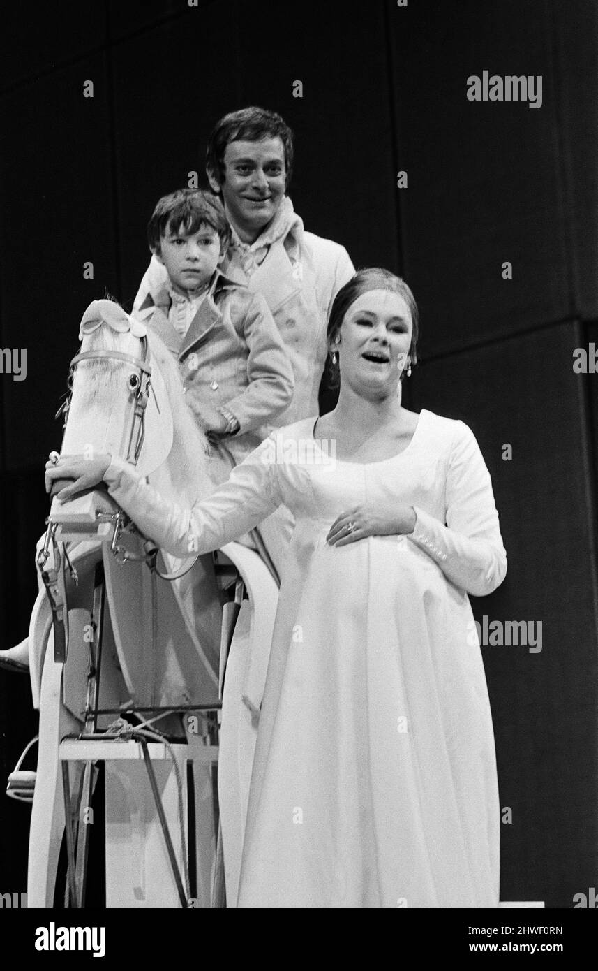 Judi Dench (qui joue Hermione) avec Barrie Ingham (qui joue Leontes) avec William Shakespeare, dans Un conte de Winters, au Royal Shakespeare Theatre, Stratford-upon-Avon, en Angleterre. Le nom de l'enfant acteur sur le cheval n'est pas confirmé. A Winters Tale a été réalisé par Trevor Nunn. L'une de ses premières pour le RSC le conte d'hiver est une pièce de William Shakespeare publiée à l'origine dans le premier Folio de 1623. Bien qu'il ait été regroupé parmi les comédies, certains éditeurs modernes ont rebellisé la pièce comme l'un des romances tardives de Shakespeare. Certains critiques le considèrent comme l'un des modèles de Shakespeare Banque D'Images