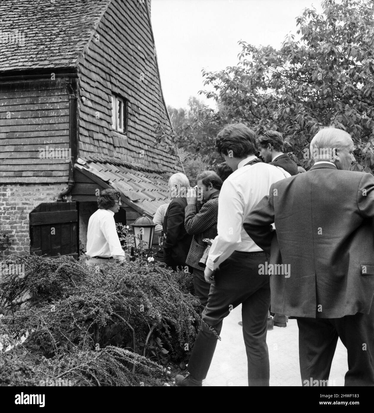 Rolling Stones : mort de Brian Jones. Tom Keylock, gofer à pierres, à l'extérieur de la ferme de Cotchford, à Hartfield, Sussex, parle à un photographe. 3 juillet 1969 Banque D'Images
