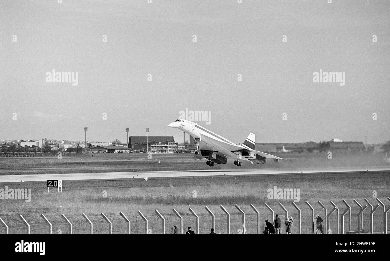 Concorde prototype 001 vole pour la première fois à l'aéroport de Toulouse, France, dimanche 2nd mars 1969. Vol inaugural avec le pilote d'essai Andre Turcat aux commandes, qui a fait voler l'appareil à 10 000ft vitesses jusqu'à 300 mph pendant un vol de 28 minutes. Nos Picture shows ... soulevez pour Concorde. Banque D'Images