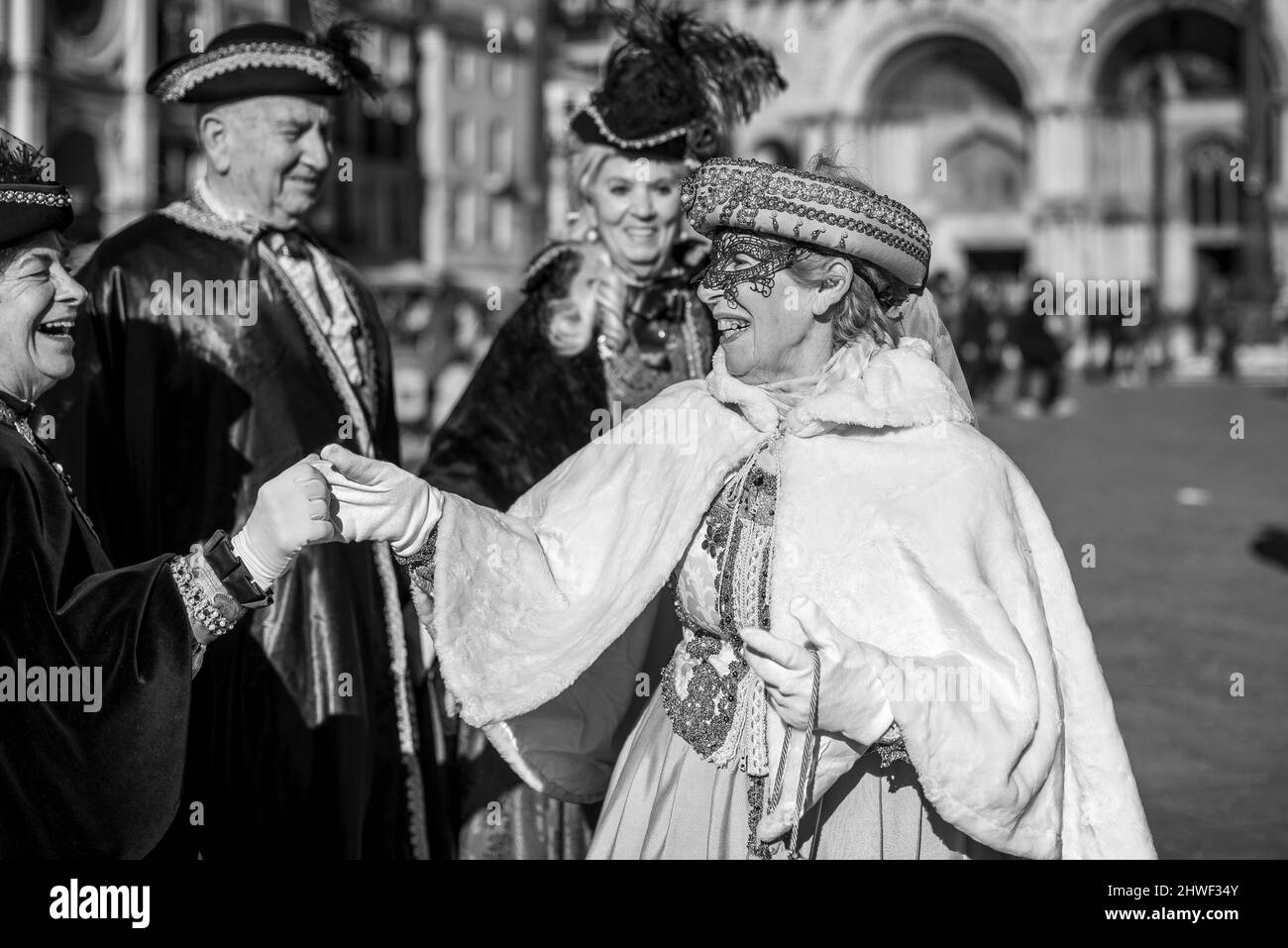 L'esprit du Carnaval de Venise se trouve dans les costumes des fêtards Banque D'Images