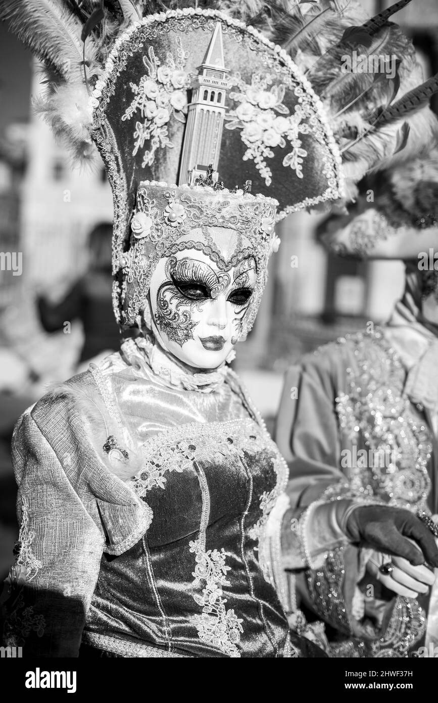 L'esprit du Carnaval de Venise se trouve dans les costumes des fêtards Banque D'Images