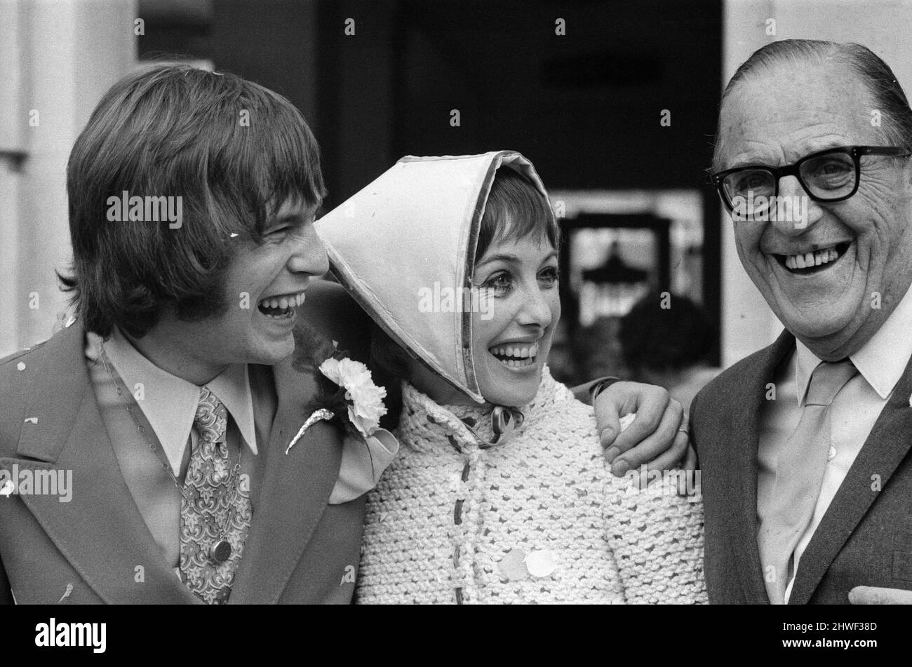 L'actrice una Stubbs épouse Nicky Henson (fils de Leslie Henson). Hôtel de ville de Wandsworth. Una portait une tenue longue avec un foulard assorti qu'elle a conçu elle-même. Le comédien Stanley Holloway était également à la cérémonie. 10th octobre 1969. Banque D'Images