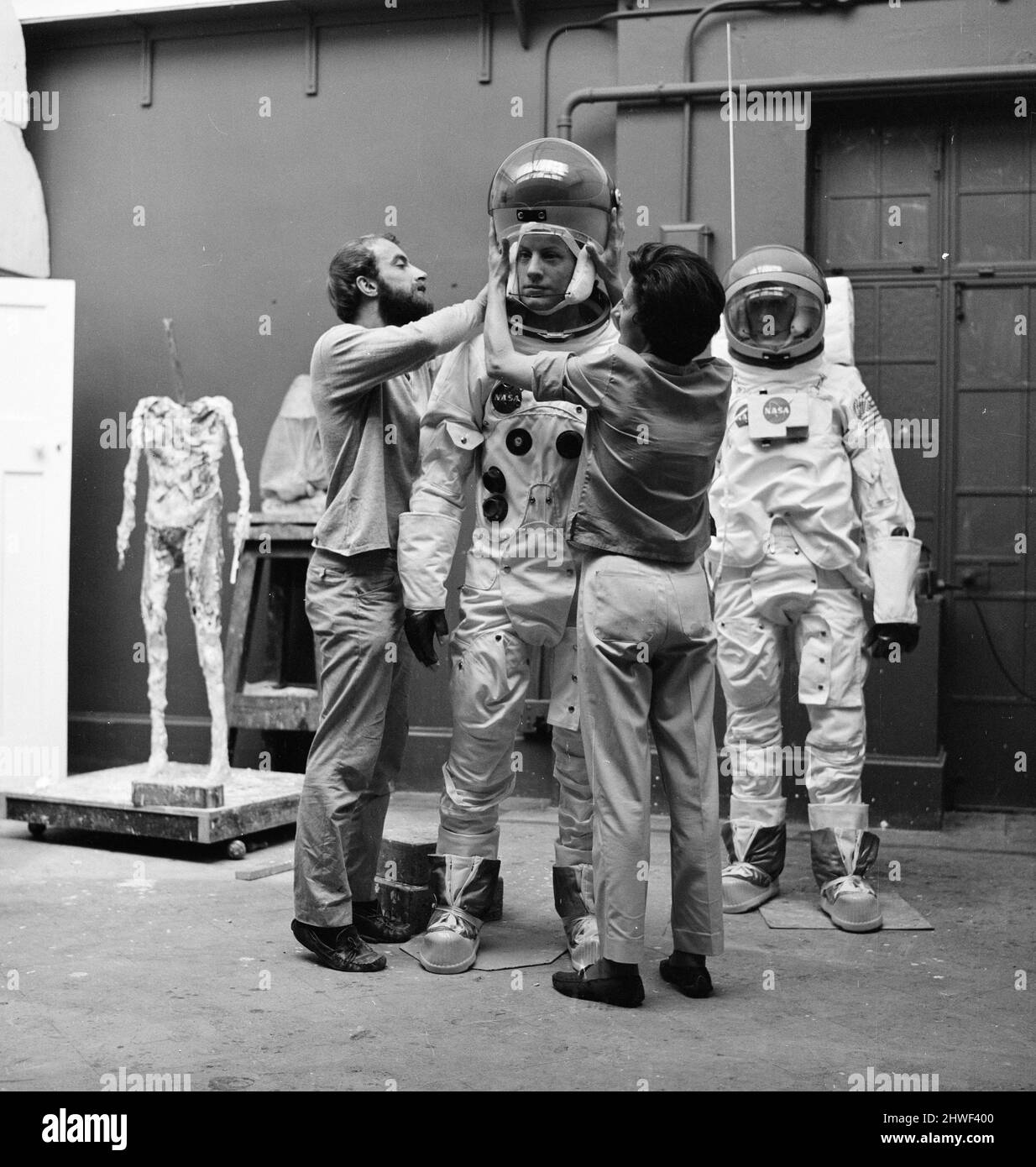 Le personnel de Madame Tussauds a mis la touche finale aux modèles d'esthroadwork des astronautes Neil Armstrong (avant) et Buzz Aldrin devant l'exposition (à partir du 16th juillet), pour commémorer l'atterrissage sur la lune prévu, photographié le mardi 15th juillet 1969. Notre photo montre ... sculpteur Jean Fraser assisté de David Tomkins. Banque D'Images