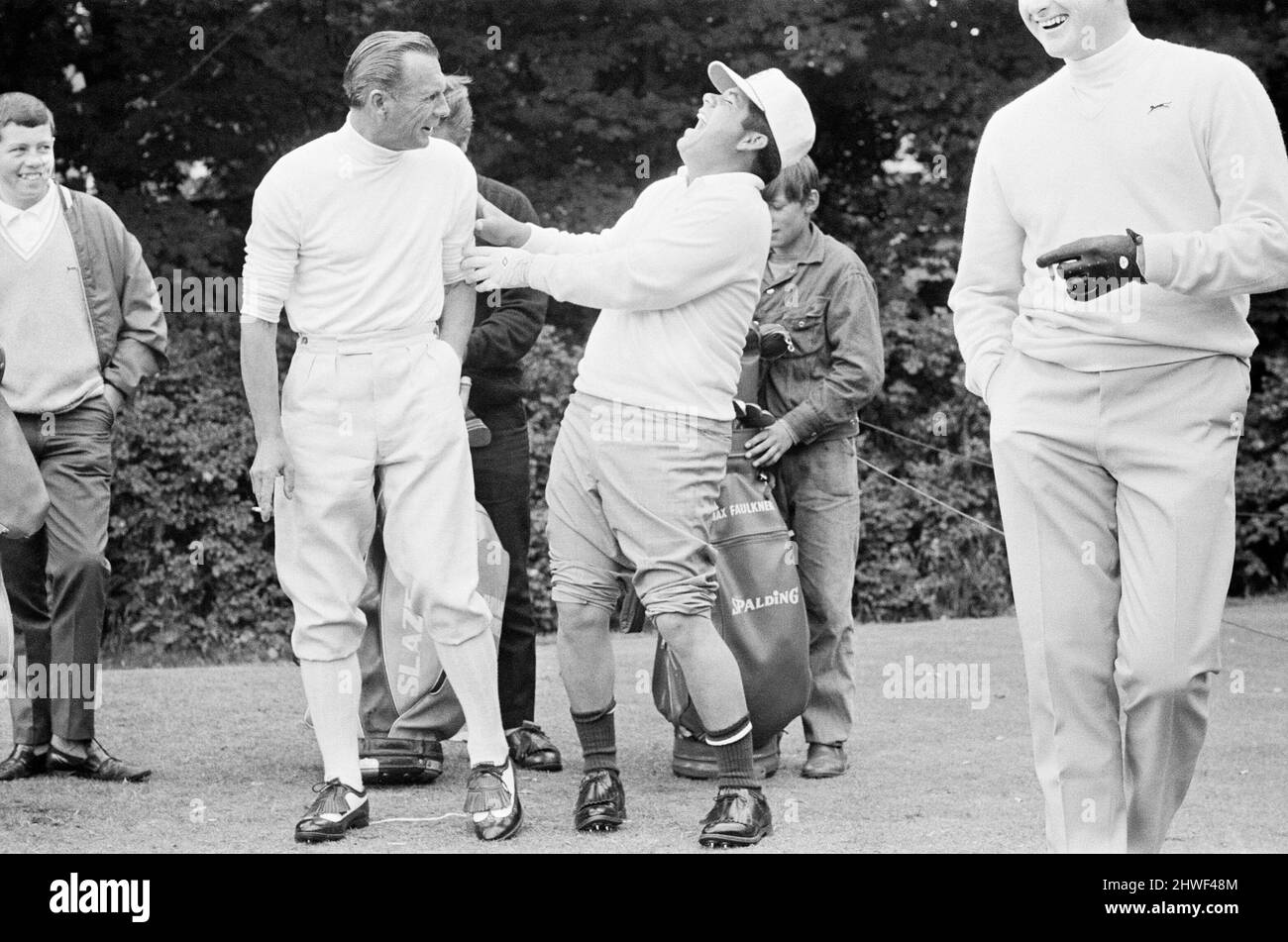 British Open 1969. Royal Lytham & St Annes Golf Club à Lytham St Annes, Angleterre, du 9th au 12th juillet 1969. Sur la photo, Max Faulkner et Lee Trevino partagent un moment de rire, 8th juillet 1969. Banque D'Images