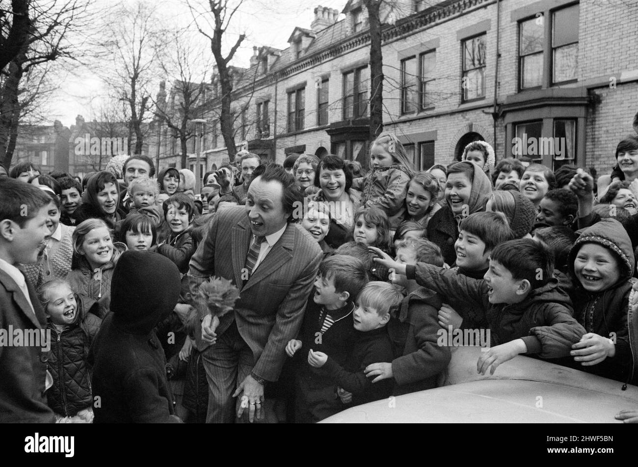 Le comédien Ken Dodd ouvre des appartements à Ducie Street et Beaconsfield Street, Toxteth, Liverpool. Deux maisons, une dans chaque rue, ont été converties en appartements sous la direction d'une équipe d'experts en logement et en planification. Ken arrive à Ducie Street pour être accueilli par une grande foule. Rue. 7th avril 1970. Banque D'Images
